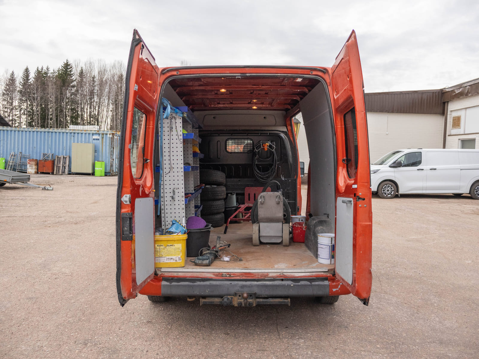 Ford Transit 2.2 -pakettiauto (CIV-733), Kouvolan mattoasennus ja saneeraus Oy (2431224-4) konkurssipesä