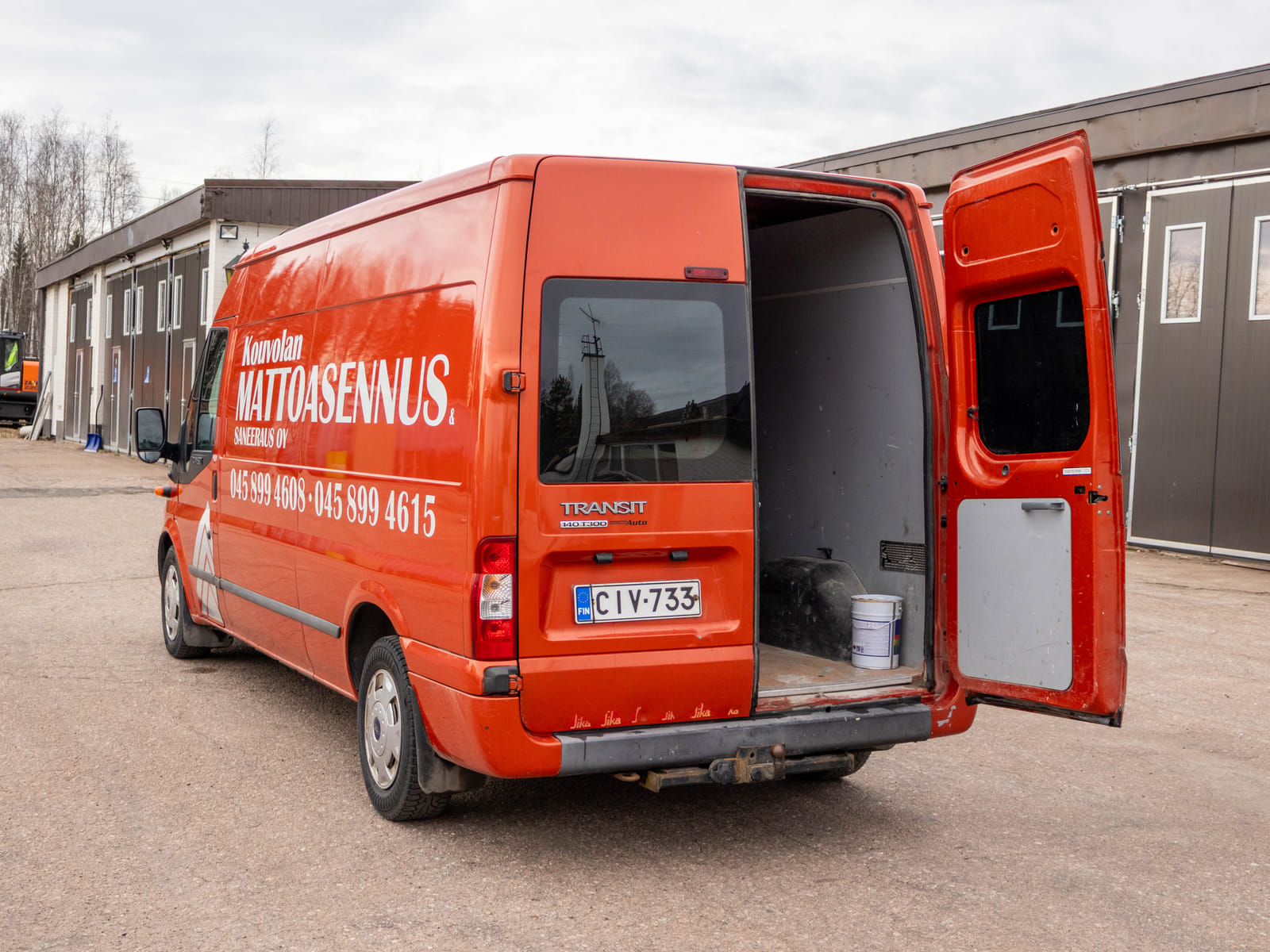 Ford Transit 2.2 -pakettiauto (CIV-733), Kouvolan mattoasennus ja saneeraus Oy (2431224-4) konkurssipesä