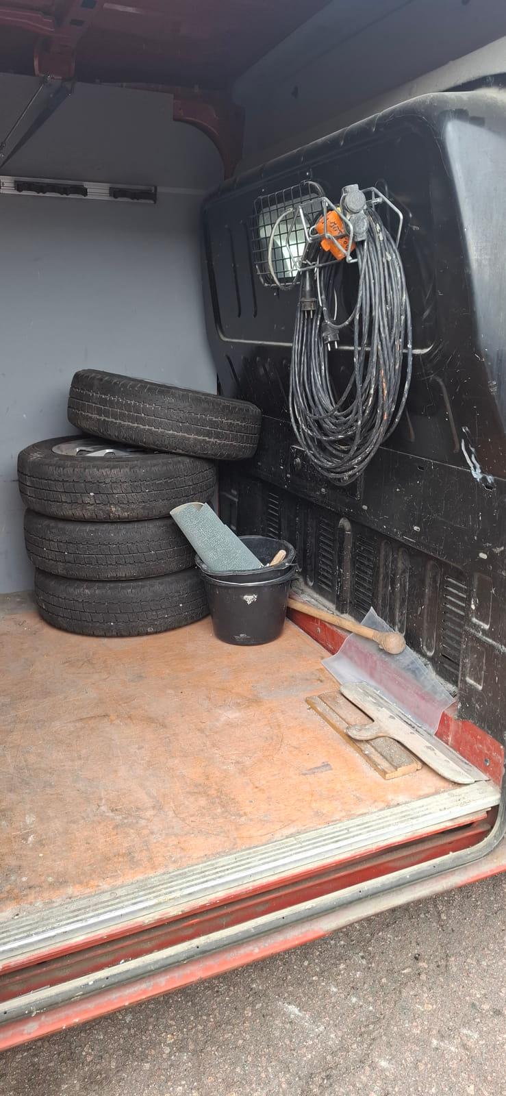 Ford Transit 2.2 -pakettiauto (CIV-733), Kouvolan mattoasennus ja saneeraus Oy (2431224-4) konkurssipesä