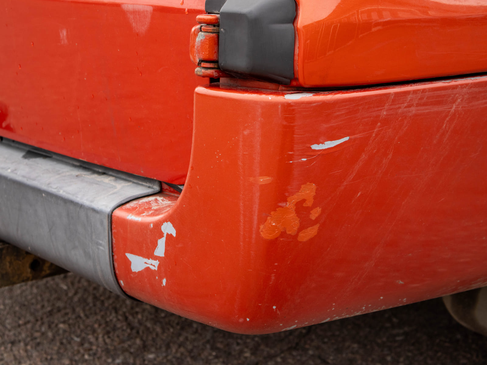 Ford Transit 2.2 -pakettiauto (CIV-733), Kouvolan mattoasennus ja saneeraus Oy (2431224-4) konkurssipesä