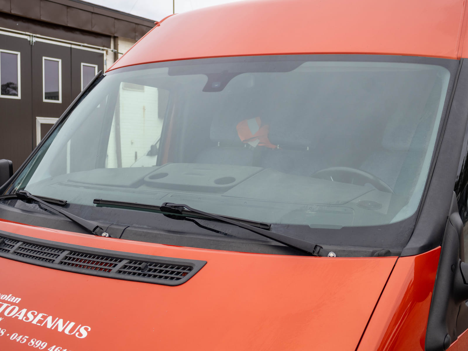 Ford Transit 2.2 -pakettiauto (CIV-733), Kouvolan mattoasennus ja saneeraus Oy (2431224-4) konkurssipesä