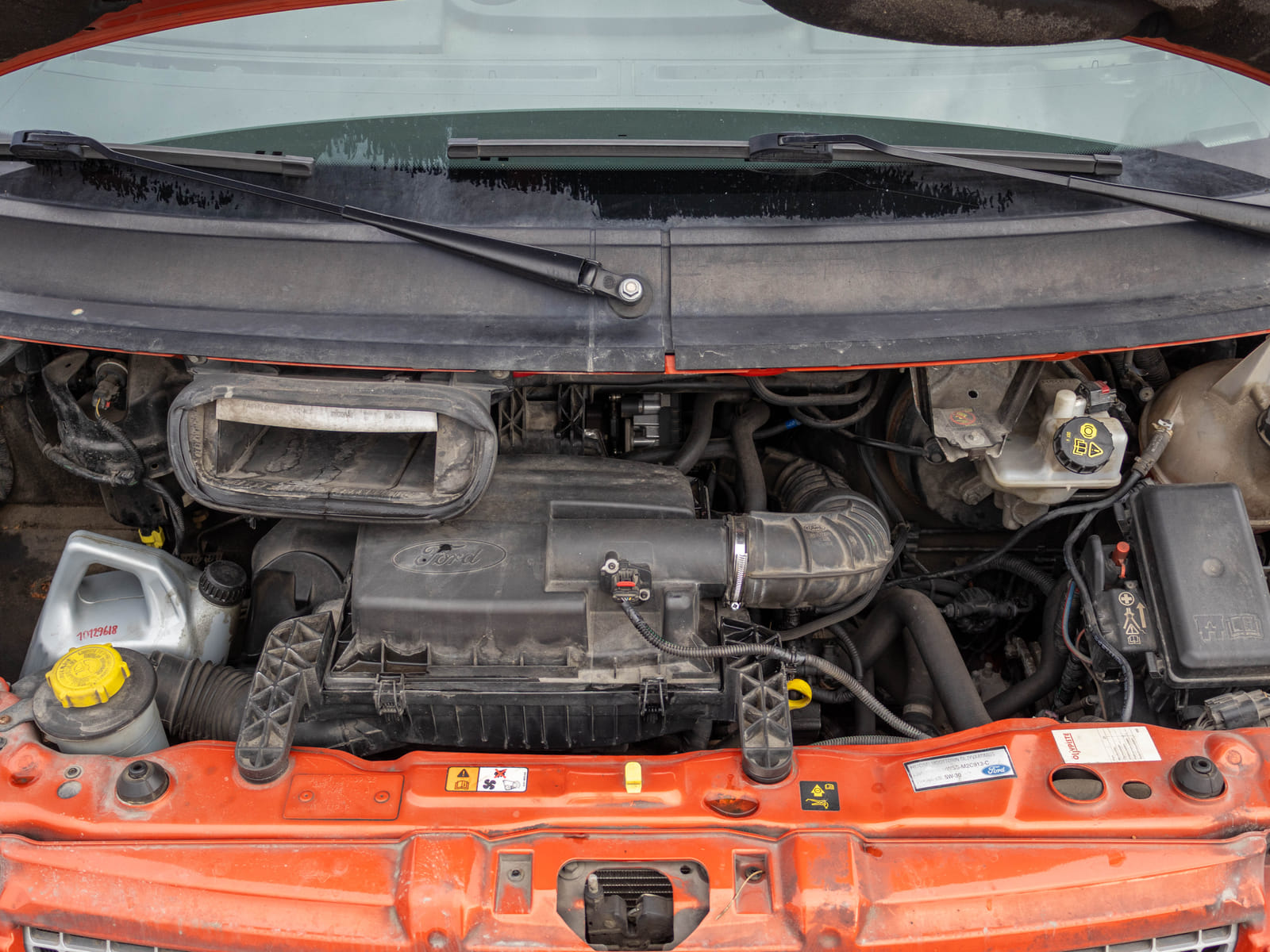 Ford Transit 2.2 -pakettiauto (CIV-733), Kouvolan mattoasennus ja saneeraus Oy (2431224-4) konkurssipesä