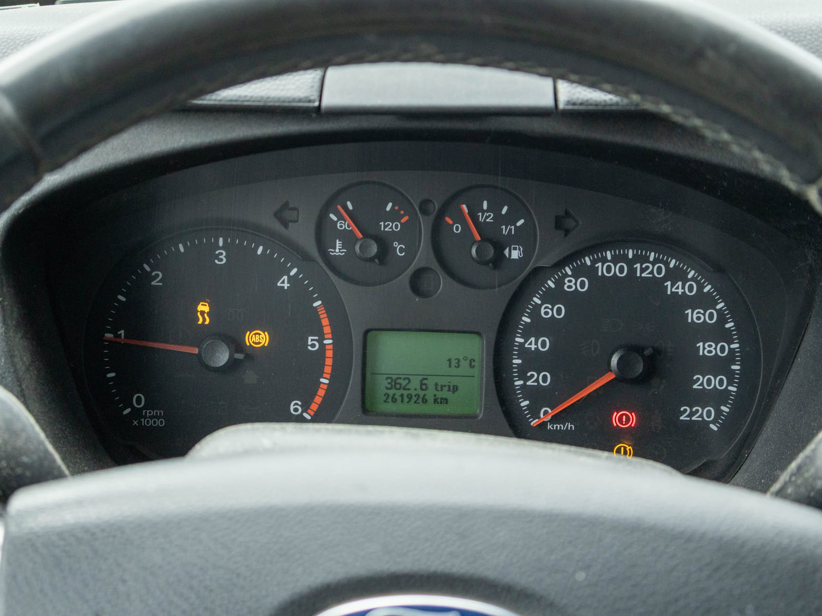 Ford Transit 2.2 -pakettiauto (CIV-733), Kouvolan mattoasennus ja saneeraus Oy (2431224-4) konkurssipesä