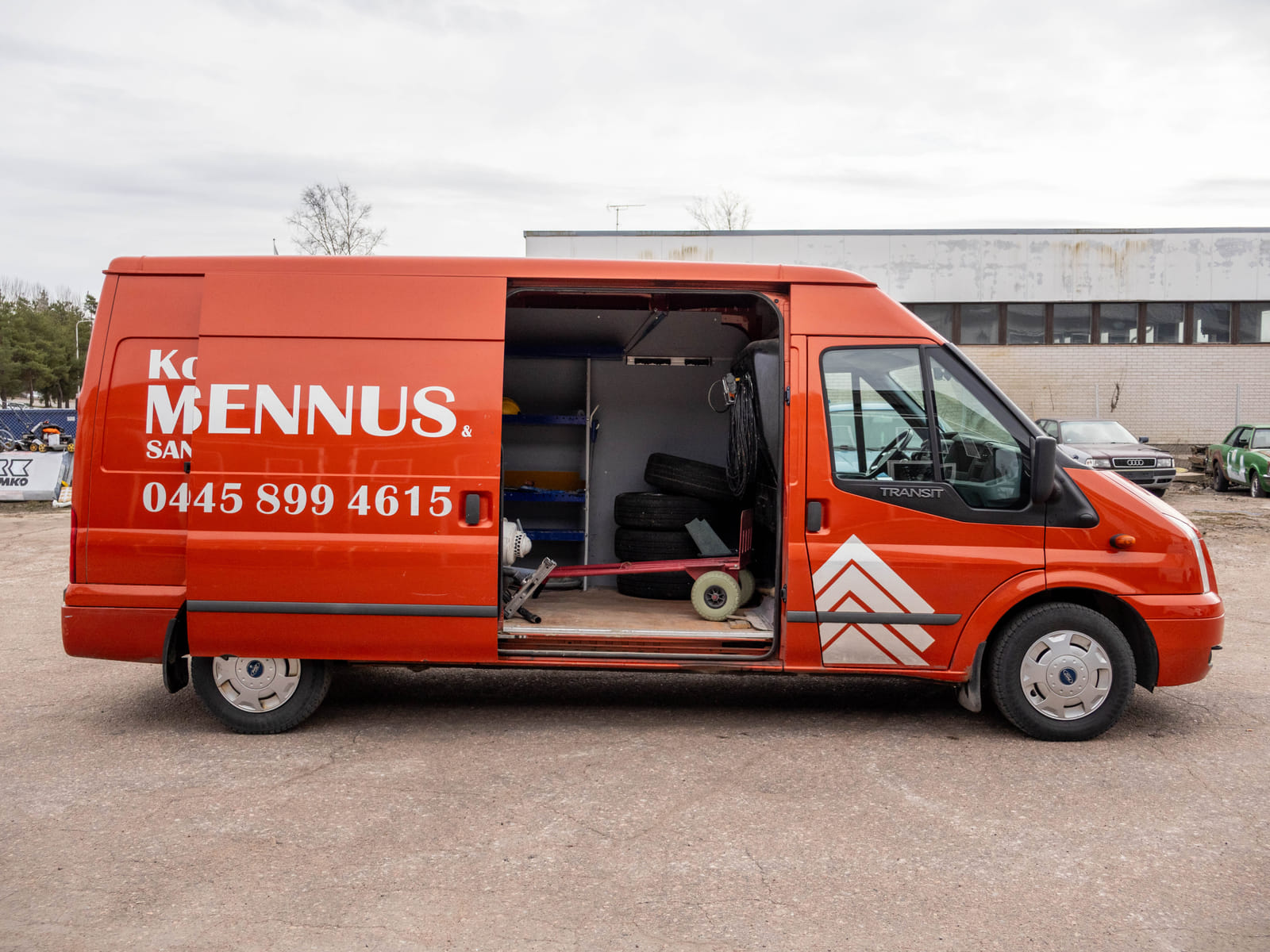 Ford Transit 2.2 -pakettiauto (CIV-733), Kouvolan mattoasennus ja saneeraus Oy (2431224-4) konkurssipesä