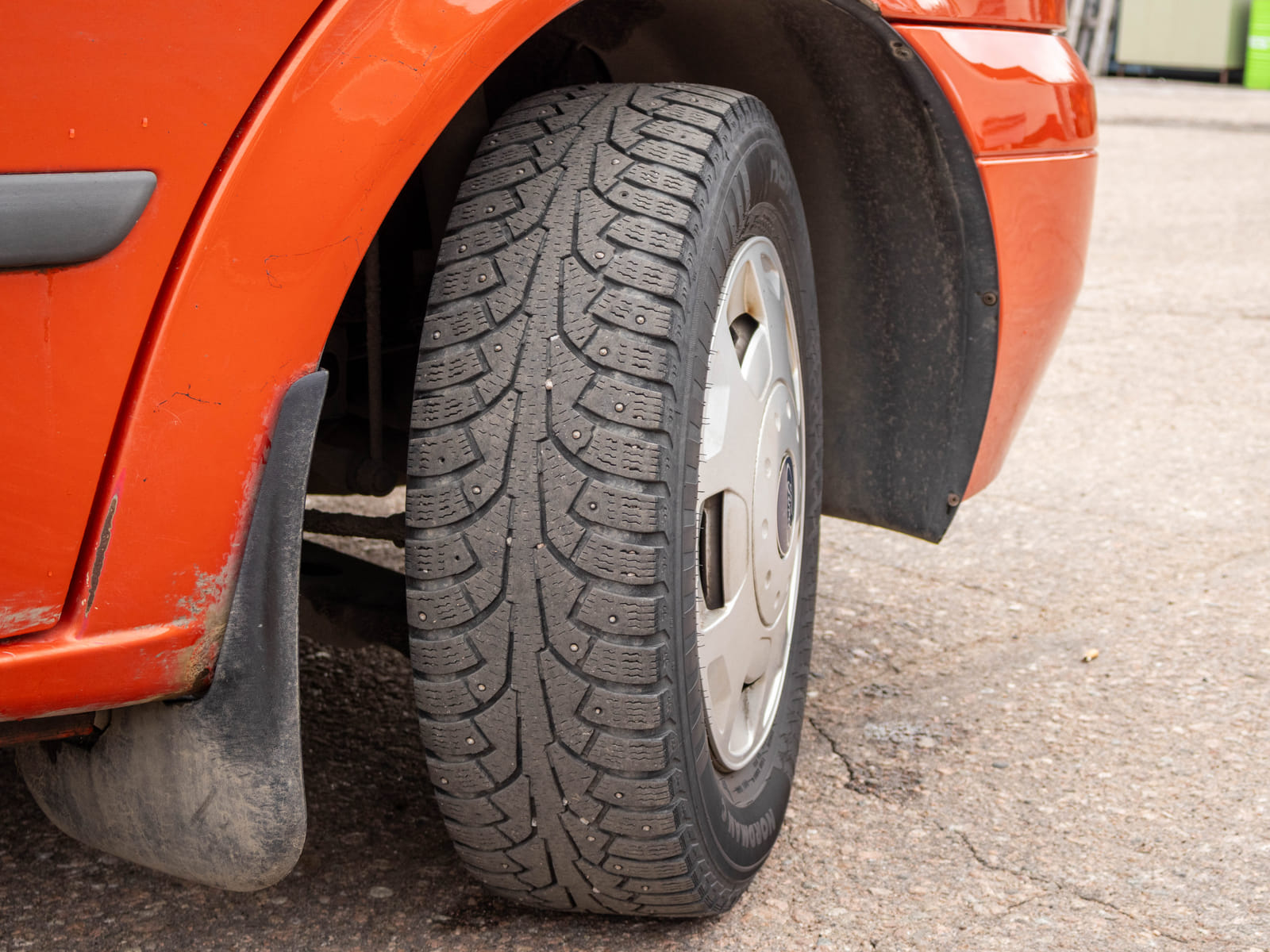 Ford Transit 2.2 -pakettiauto (CIV-733), Kouvolan mattoasennus ja saneeraus Oy (2431224-4) konkurssipesä