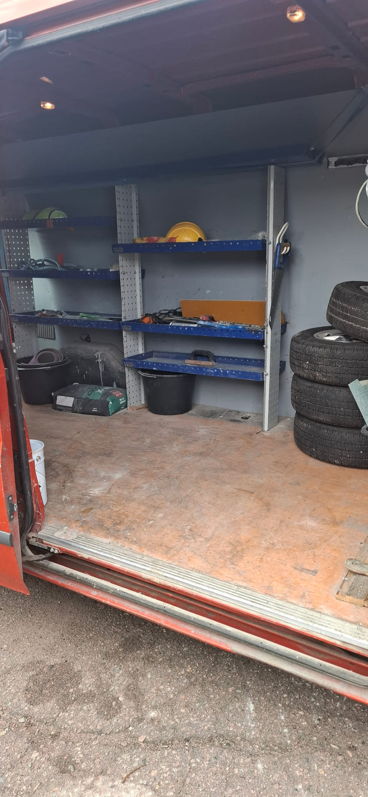 Ford Transit 2.2 -pakettiauto (CIV-733), Kouvolan mattoasennus ja saneeraus Oy (2431224-4) konkurssipesä