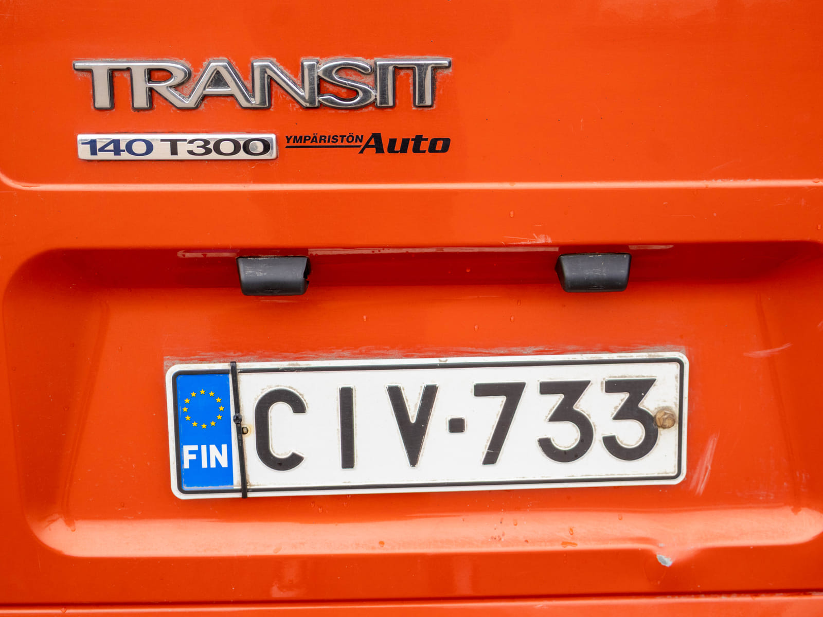 Ford Transit 2.2 -pakettiauto (CIV-733), Kouvolan mattoasennus ja saneeraus Oy (2431224-4) konkurssipesä