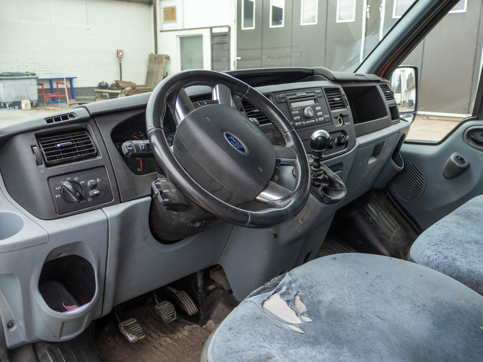 Ford Transit 2.2 -pakettiauto (CIV-733), Kouvolan mattoasennus ja saneeraus Oy (2431224-4) konkurssipesä