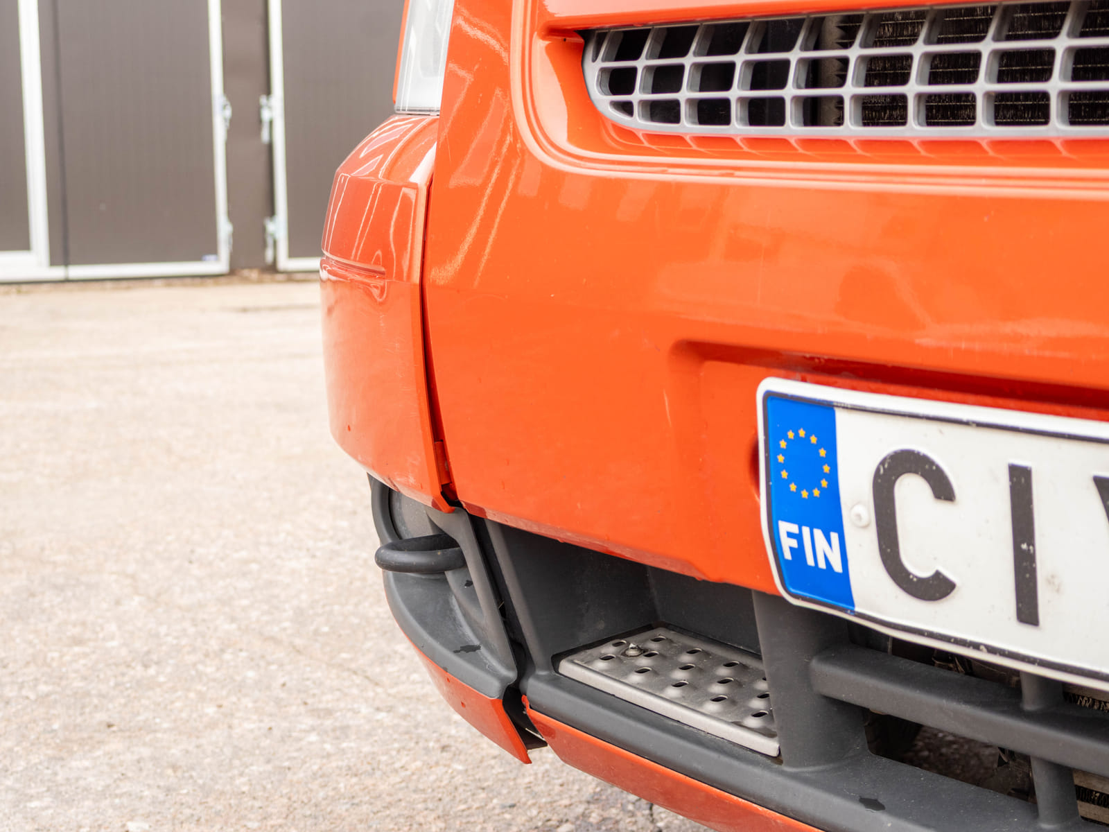 Ford Transit 2.2 -pakettiauto (CIV-733), Kouvolan mattoasennus ja saneeraus Oy (2431224-4) konkurssipesä