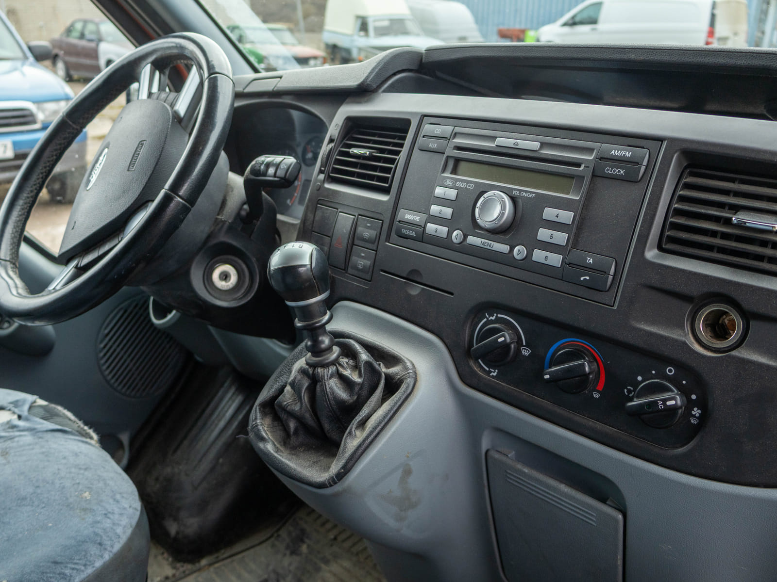 Ford Transit 2.2 -pakettiauto (CIV-733), Kouvolan mattoasennus ja saneeraus Oy (2431224-4) konkurssipesä