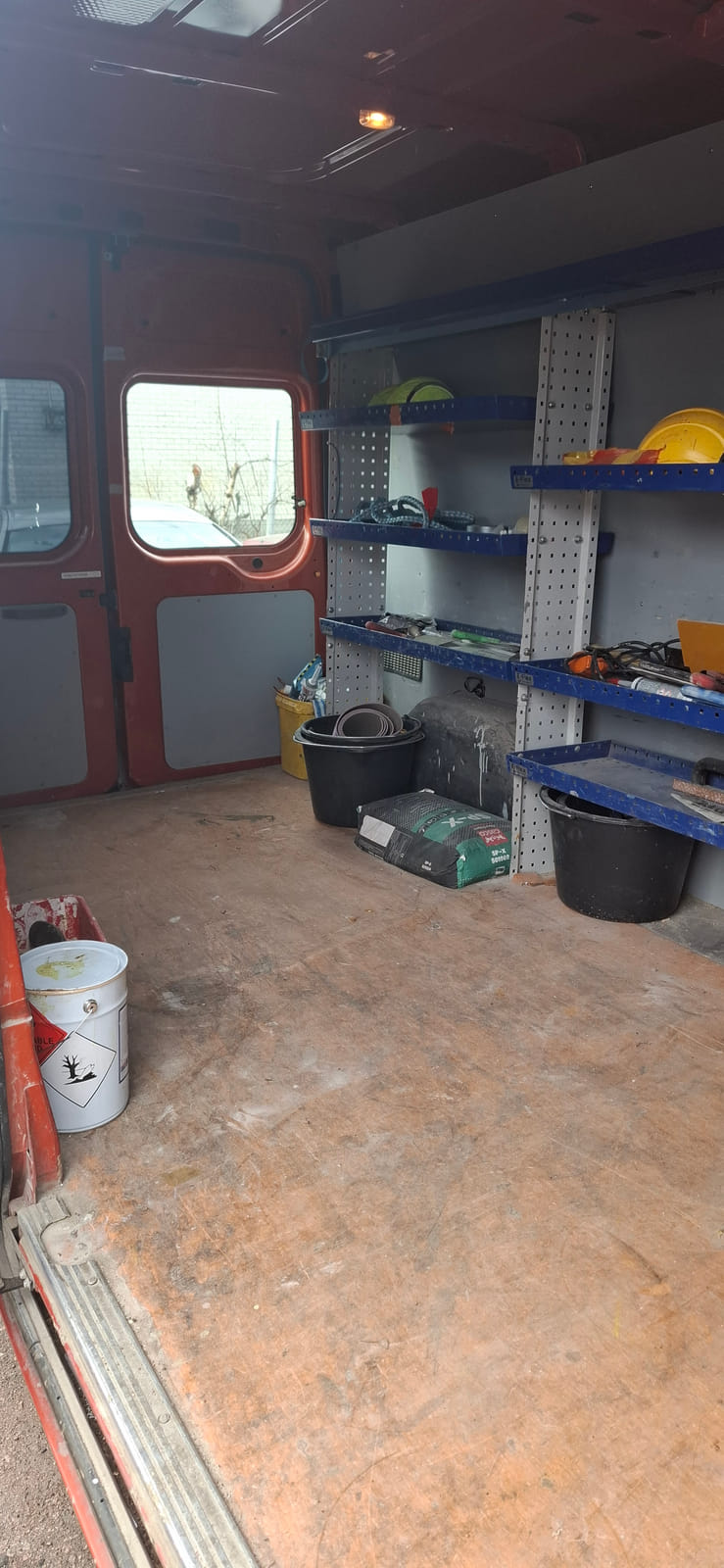 Ford Transit 2.2 -pakettiauto (CIV-733), Kouvolan mattoasennus ja saneeraus Oy (2431224-4) konkurssipesä