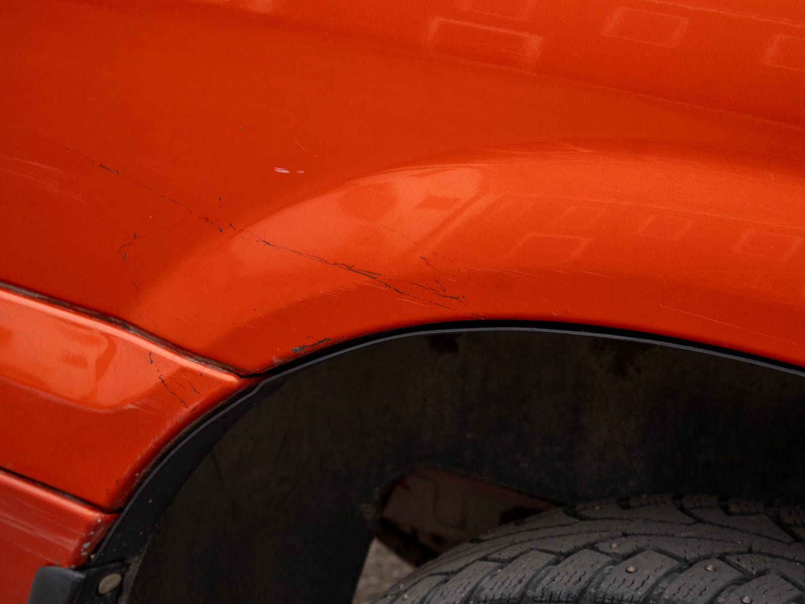 Ford Transit 2.2 -pakettiauto (CIV-733), Kouvolan mattoasennus ja saneeraus Oy (2431224-4) konkurssipesä