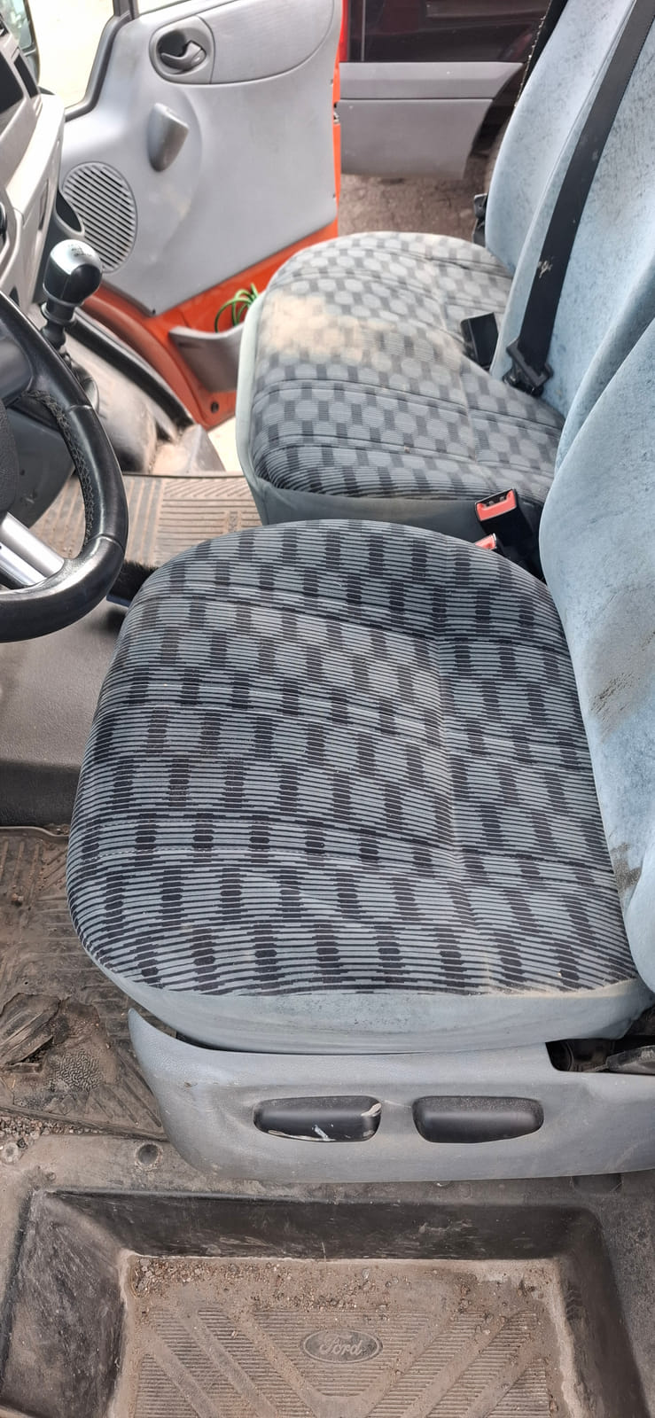 Ford Transit 2.2 -pakettiauto (CIV-733), Kouvolan mattoasennus ja saneeraus Oy (2431224-4) konkurssipesä