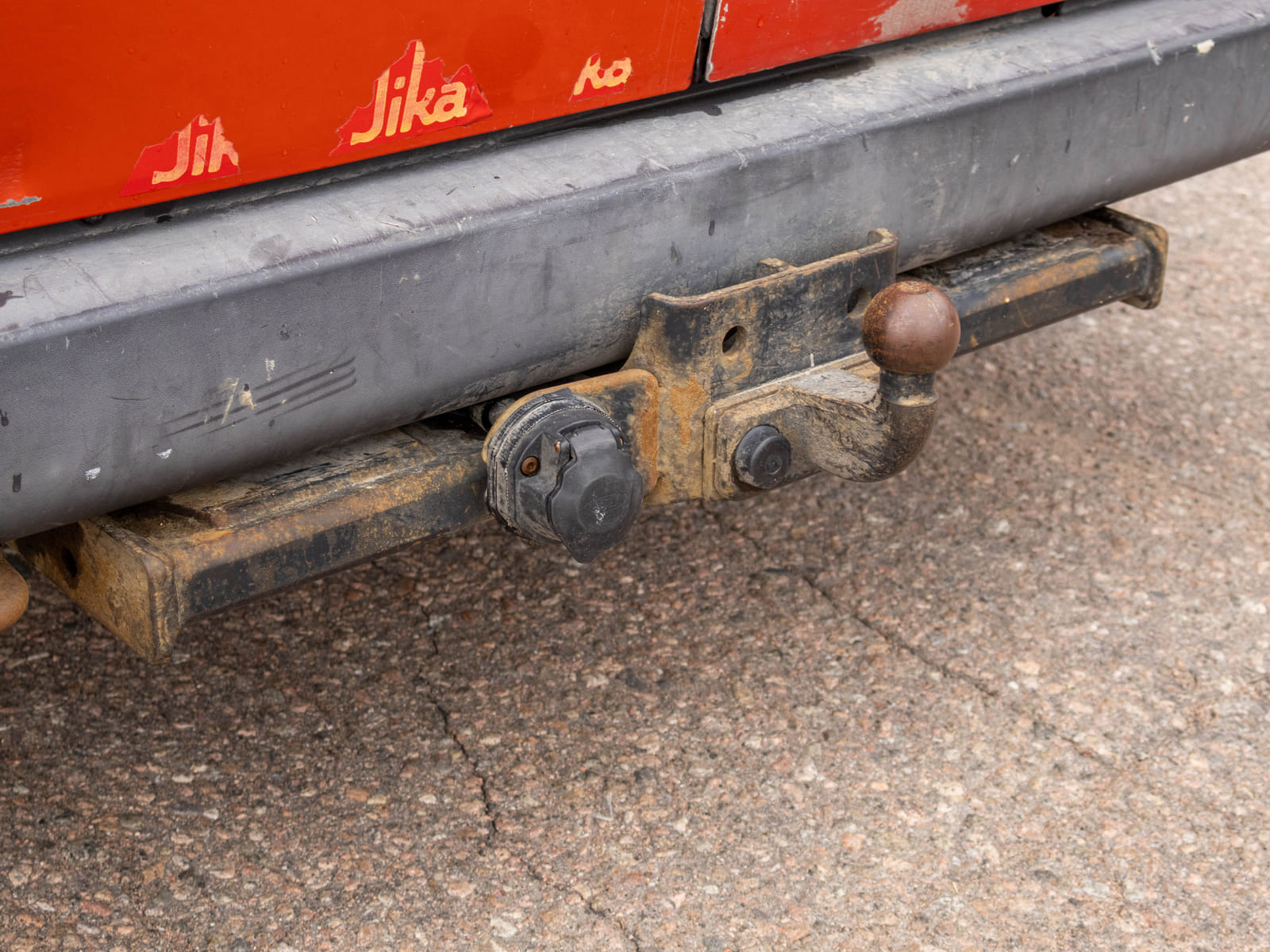 Ford Transit 2.2 -pakettiauto (CIV-733), Kouvolan mattoasennus ja saneeraus Oy (2431224-4) konkurssipesä