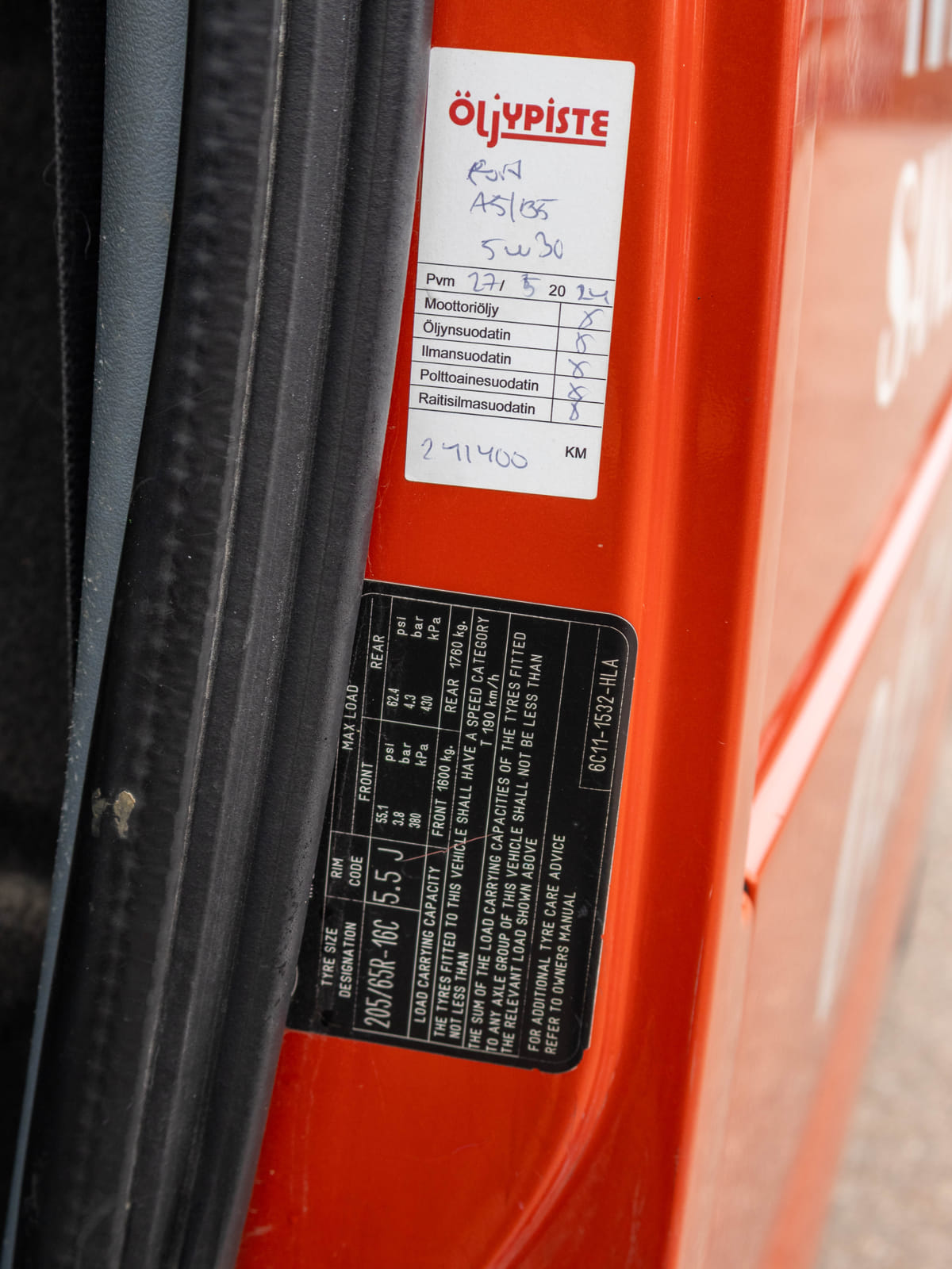 Ford Transit 2.2 -pakettiauto (CIV-733), Kouvolan mattoasennus ja saneeraus Oy (2431224-4) konkurssipesä