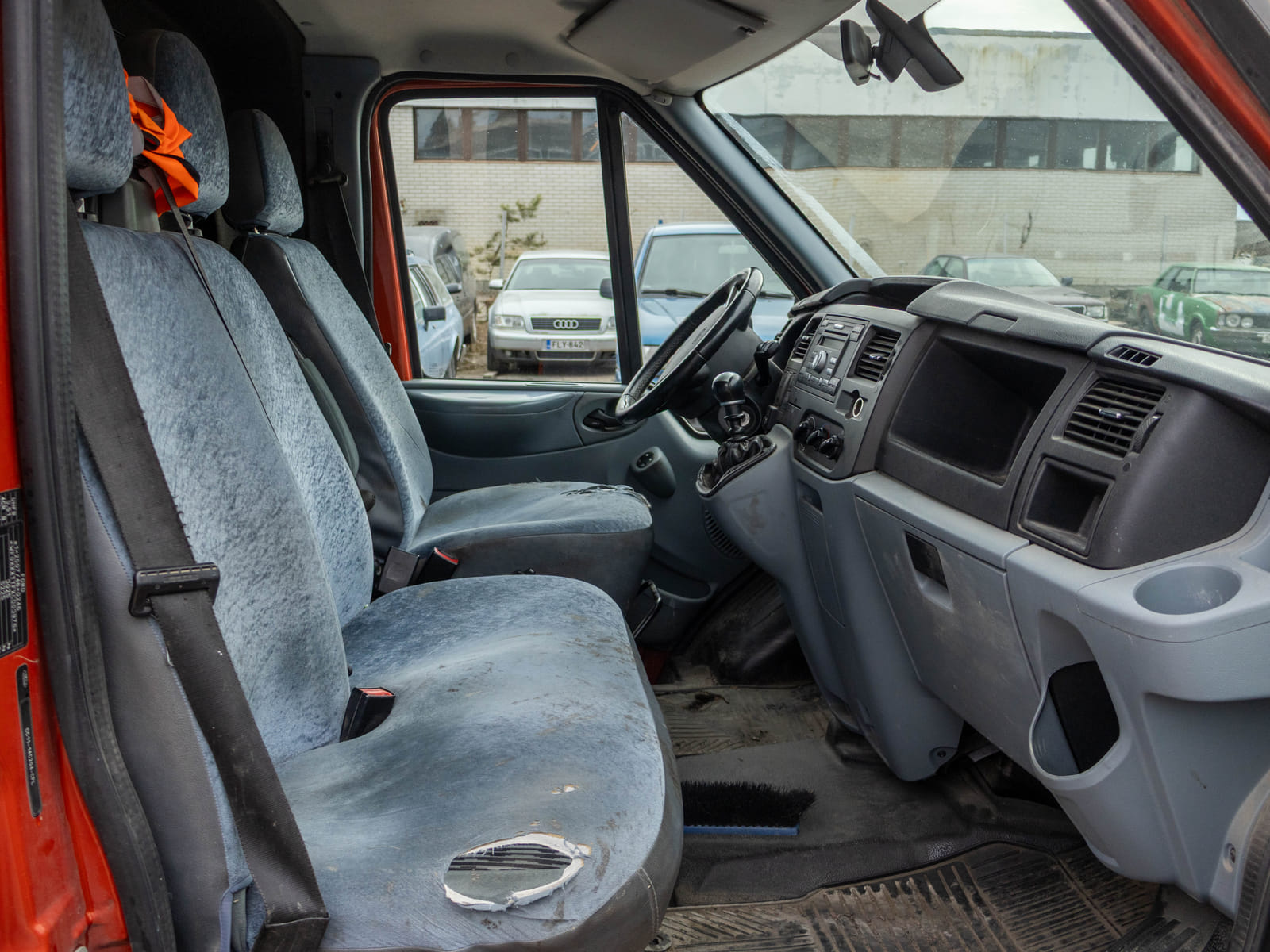 Ford Transit 2.2 -pakettiauto (CIV-733), Kouvolan mattoasennus ja saneeraus Oy (2431224-4) konkurssipesä