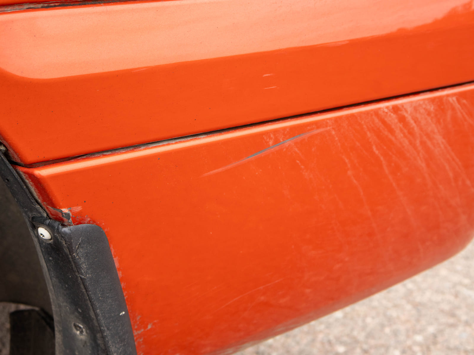 Ford Transit 2.2 -pakettiauto (CIV-733), Kouvolan mattoasennus ja saneeraus Oy (2431224-4) konkurssipesä