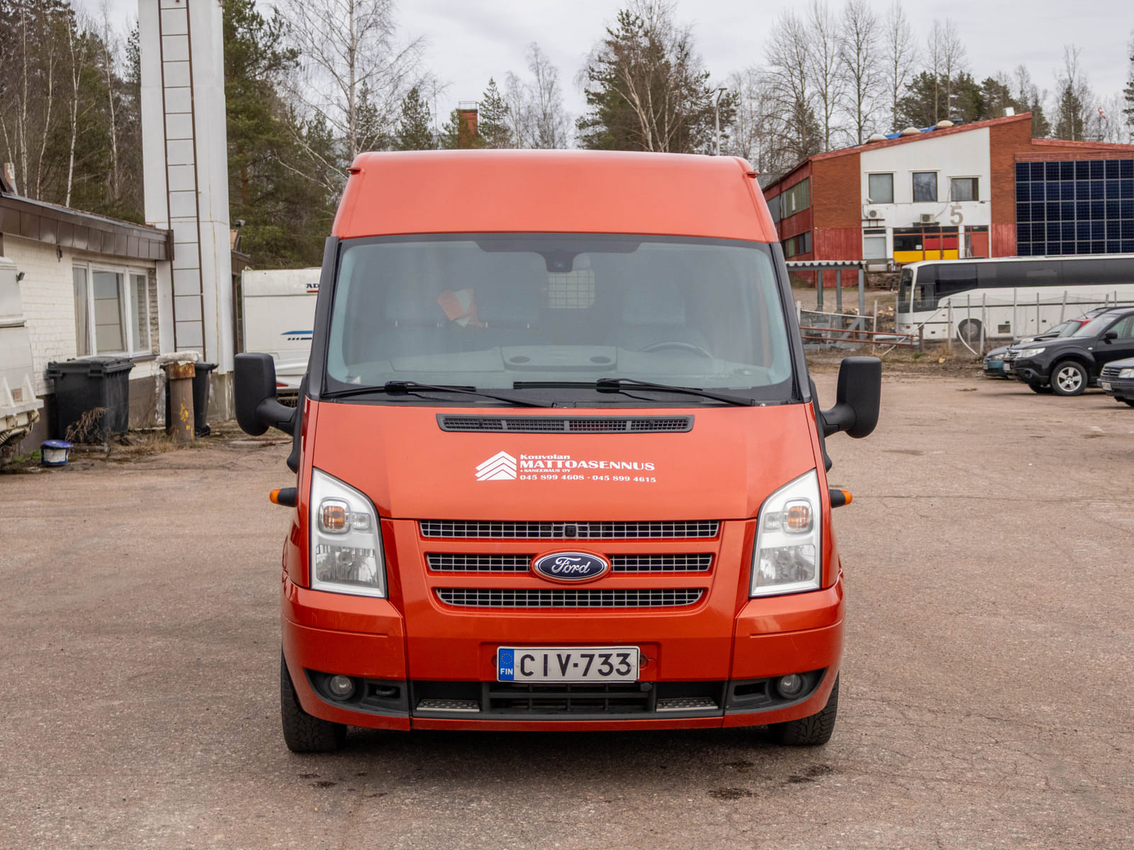 Ford Transit 2.2 -pakettiauto (CIV-733), Kouvolan mattoasennus ja saneeraus Oy (2431224-4) konkurssipesä