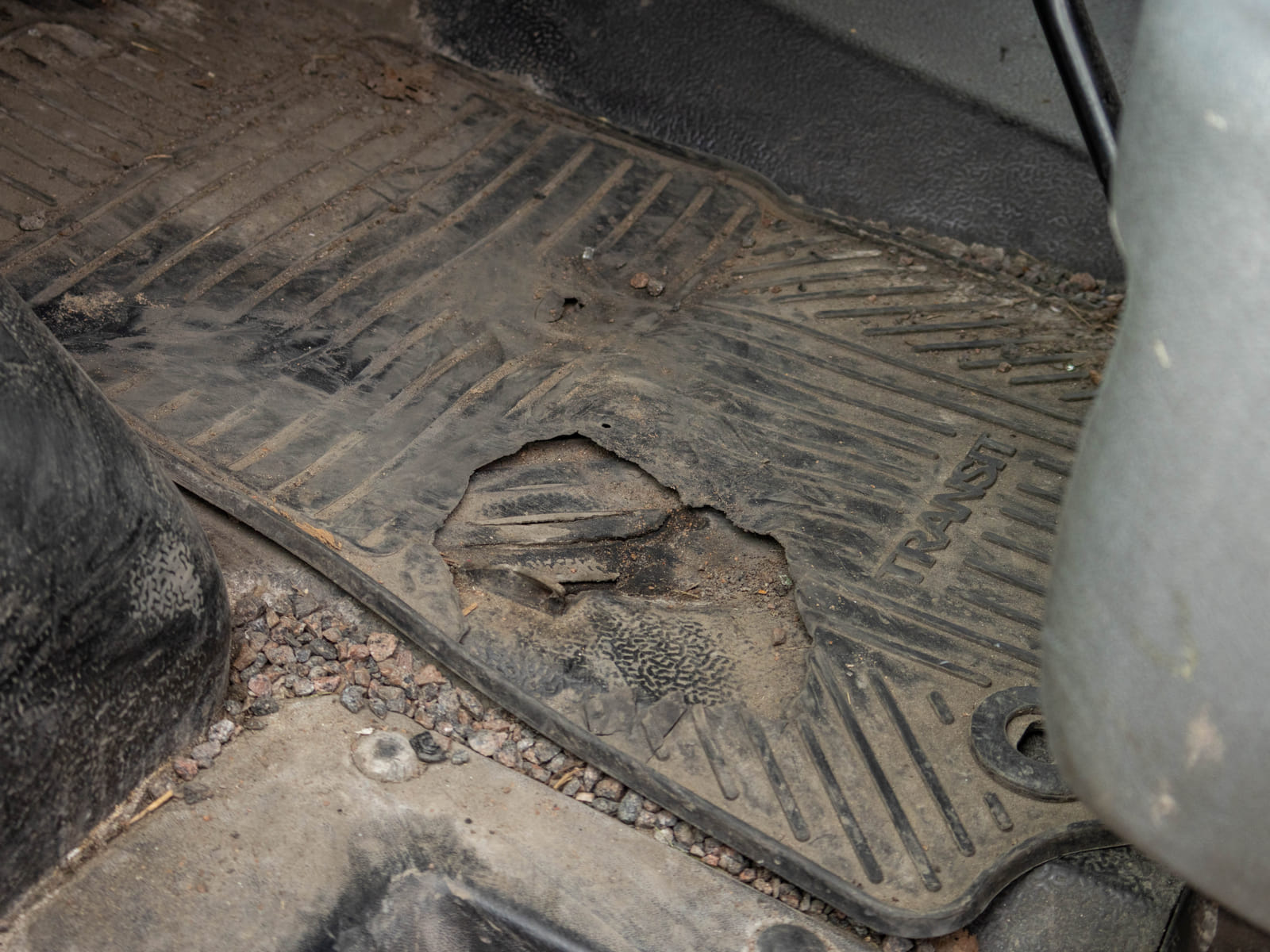 Ford Transit 2.2 -pakettiauto (CIV-733), Kouvolan mattoasennus ja saneeraus Oy (2431224-4) konkurssipesä