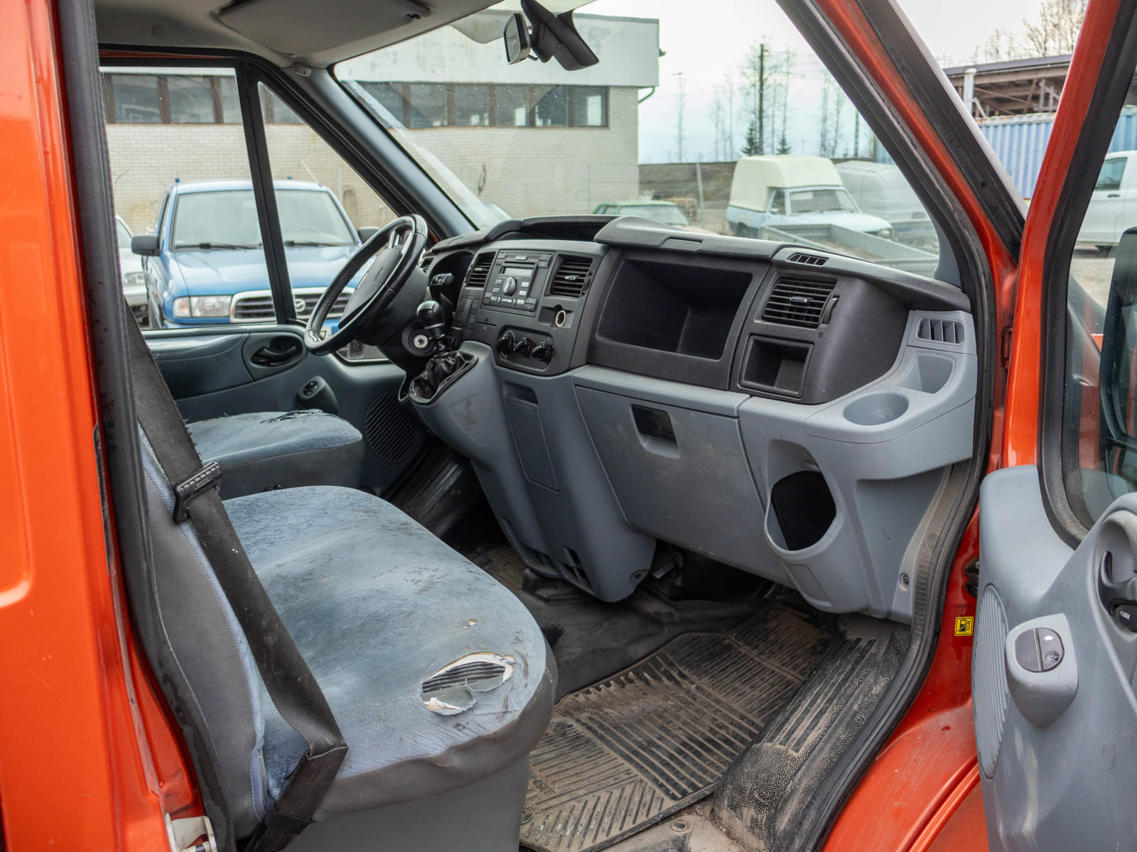 Ford Transit 2.2 -pakettiauto (CIV-733), Kouvolan mattoasennus ja saneeraus Oy (2431224-4) konkurssipesä
