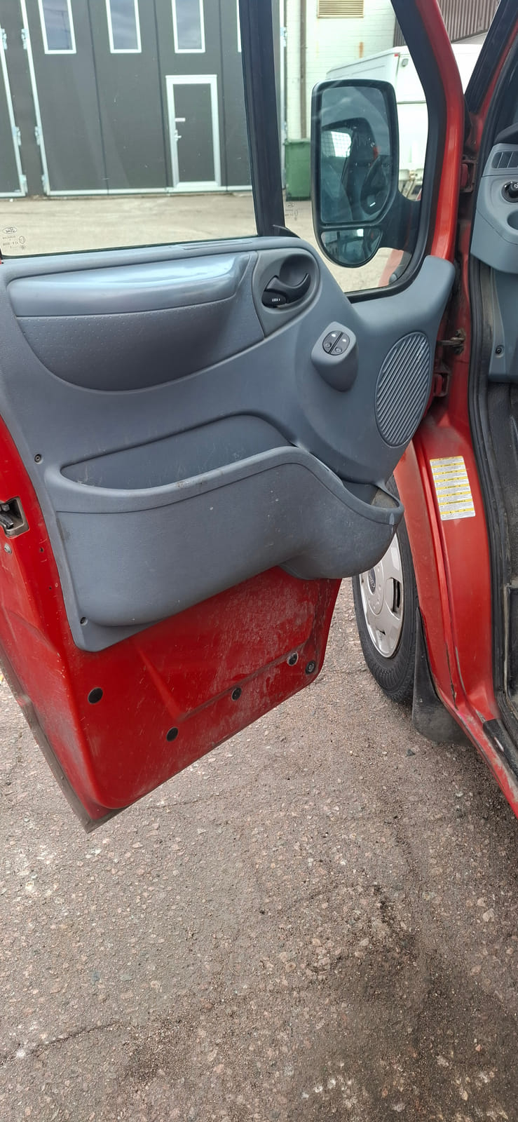 Ford Transit 2.2 -pakettiauto (CIV-733), Kouvolan mattoasennus ja saneeraus Oy (2431224-4) konkurssipesä