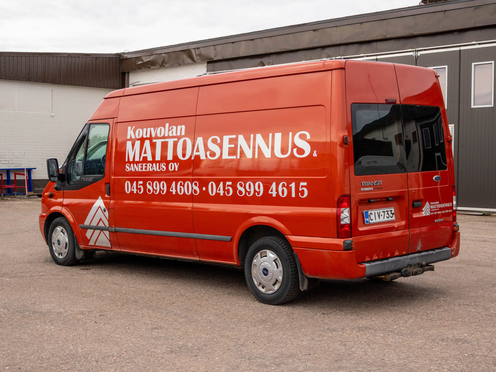 Ford Transit 2.2 -pakettiauto (CIV-733), Kouvolan mattoasennus ja saneeraus Oy (2431224-4) konkurssipesä