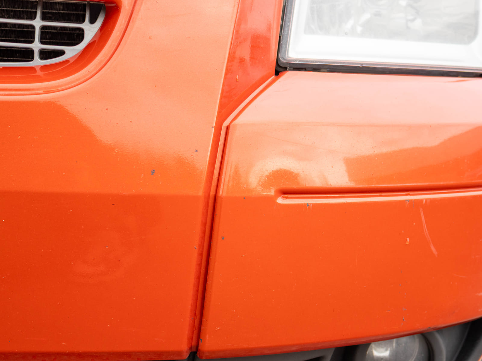 Ford Transit 2.2 -pakettiauto (CIV-733), Kouvolan mattoasennus ja saneeraus Oy (2431224-4) konkurssipesä