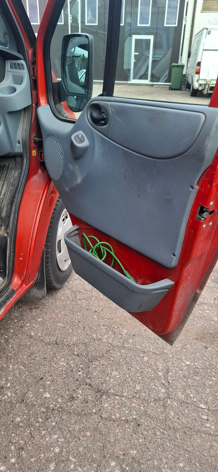 Ford Transit 2.2 -pakettiauto (CIV-733), Kouvolan mattoasennus ja saneeraus Oy (2431224-4) konkurssipesä