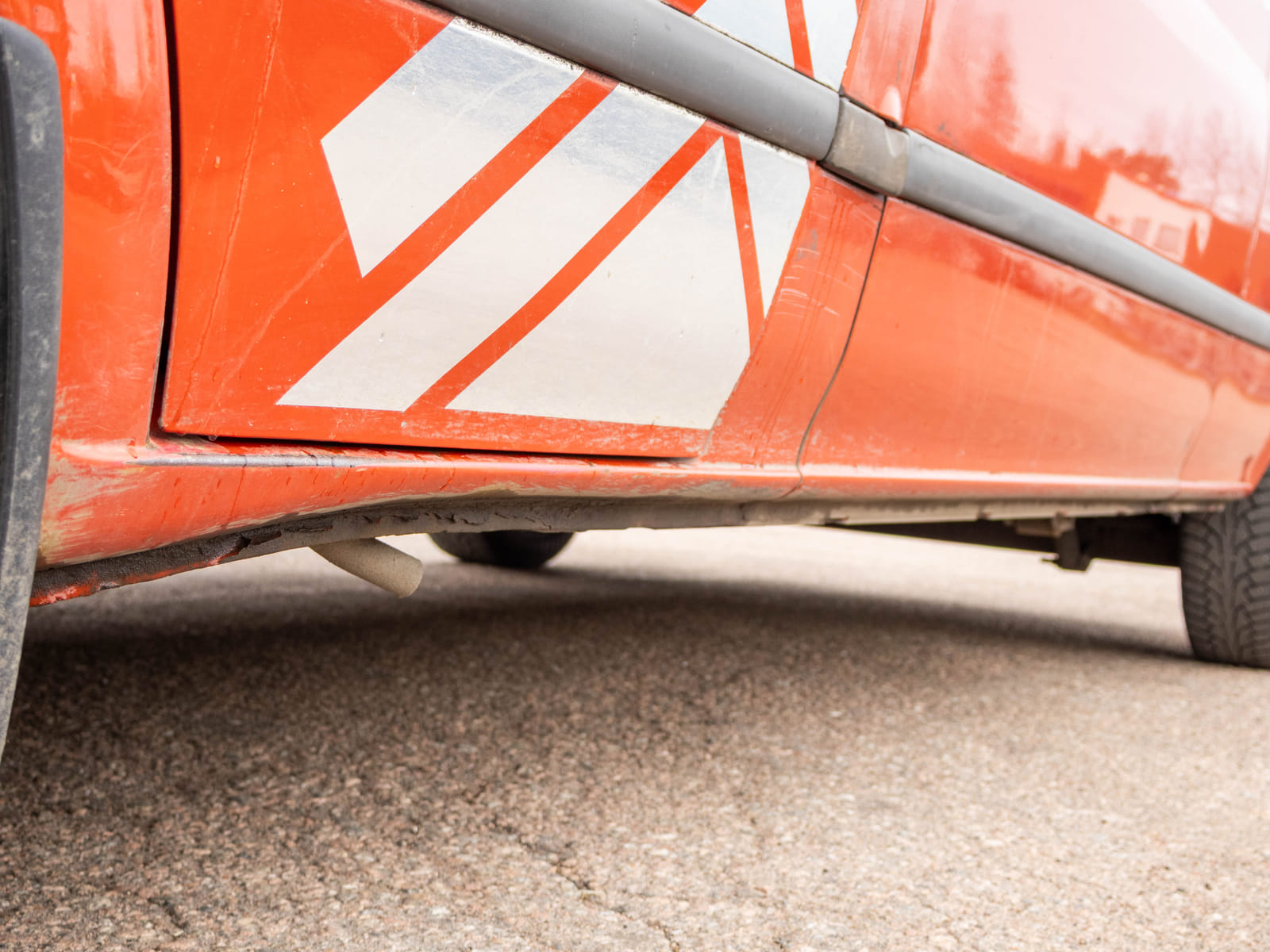 Ford Transit 2.2 -pakettiauto (CIV-733), Kouvolan mattoasennus ja saneeraus Oy (2431224-4) konkurssipesä