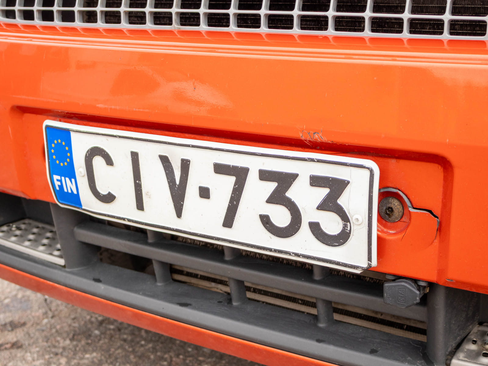 Ford Transit 2.2 -pakettiauto (CIV-733), Kouvolan mattoasennus ja saneeraus Oy (2431224-4) konkurssipesä