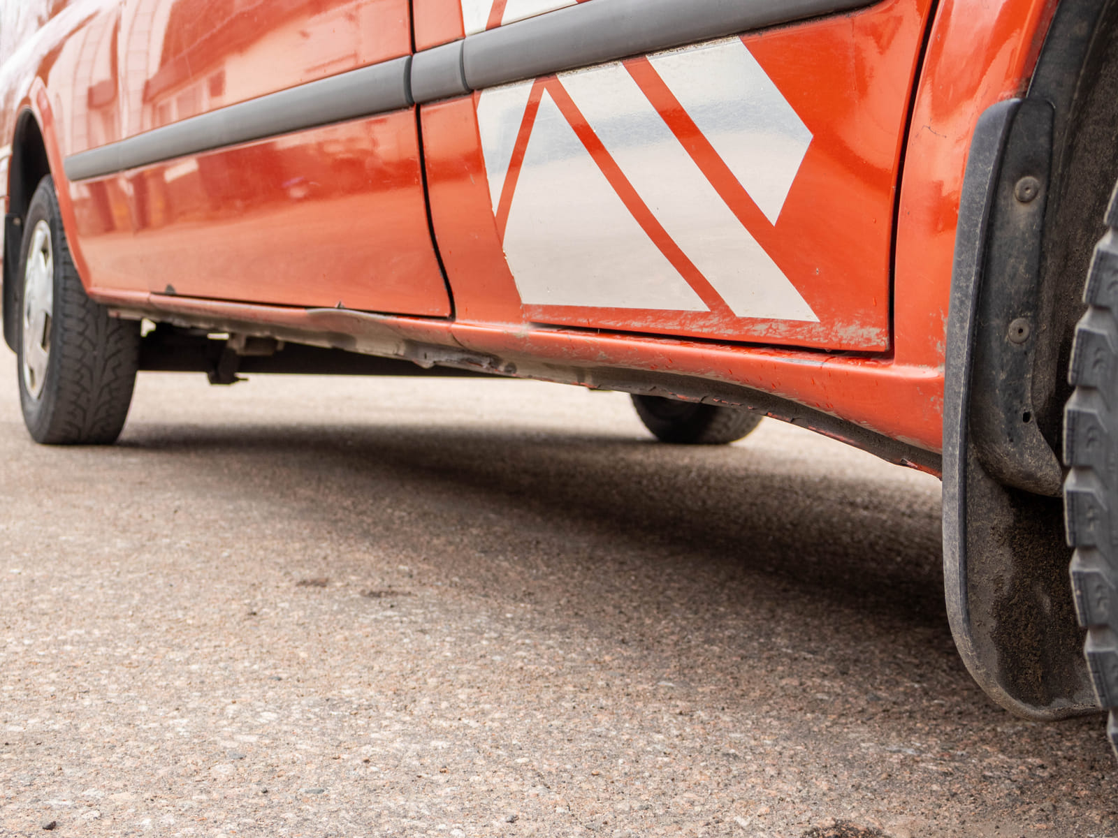 Ford Transit 2.2 -pakettiauto (CIV-733), Kouvolan mattoasennus ja saneeraus Oy (2431224-4) konkurssipesä