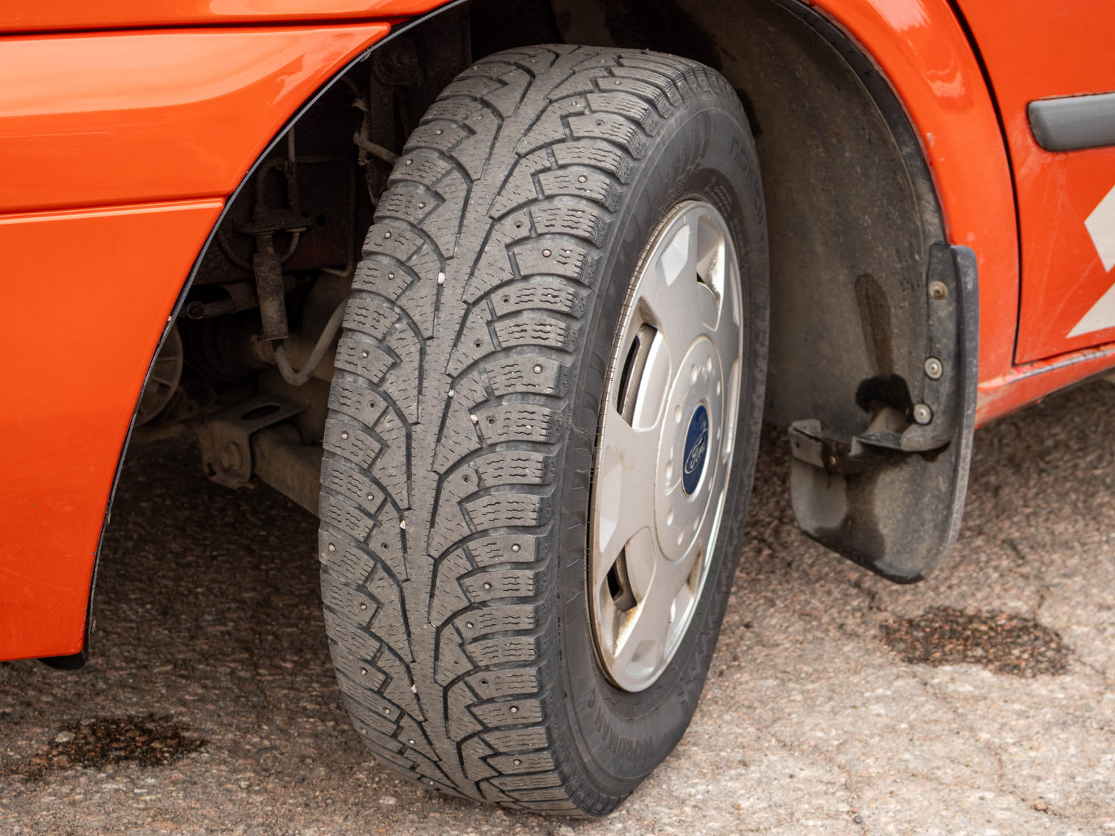 Ford Transit 2.2 -pakettiauto (CIV-733), Kouvolan mattoasennus ja saneeraus Oy (2431224-4) konkurssipesä