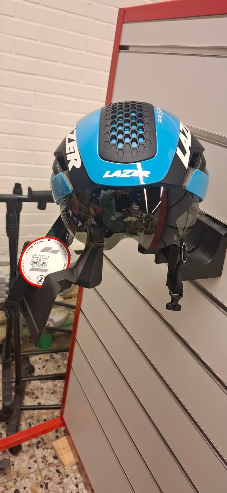 konkurssihuutokaupassa Lazer Bullet 2.0 -pyöräilykypäriä (m). Esa T Tiainen Oy (2820807-3) konkurssipesä