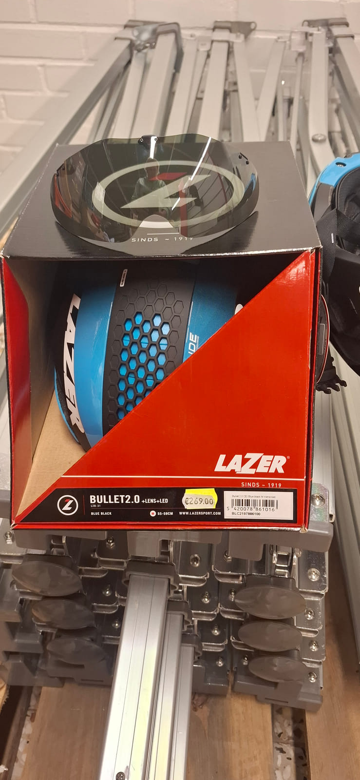konkurssihuutokaupassa Lazer Bullet 2.0 -pyöräilykypäriä (m). Esa T Tiainen Oy (2820807-3) konkurssipesä