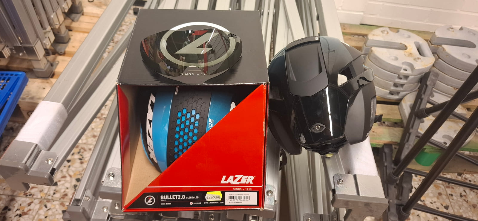 konkurssihuutokaupassa Lazer Bullet 2.0 -pyöräilykypäriä (m). Esa T Tiainen Oy (2820807-3) konkurssipesä