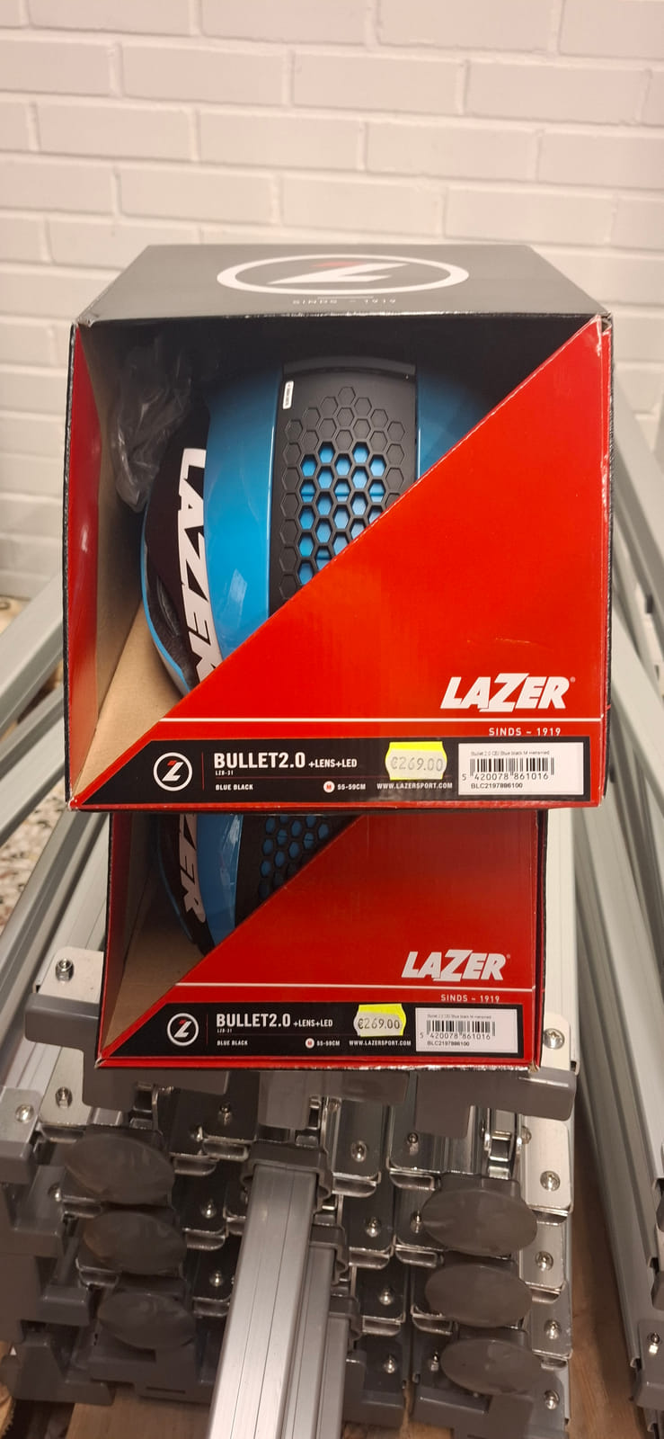 konkurssihuutokaupassa Lazer Bullet 2.0 -pyöräilykypäriä (m). Esa T Tiainen Oy (2820807-3) konkurssipesä