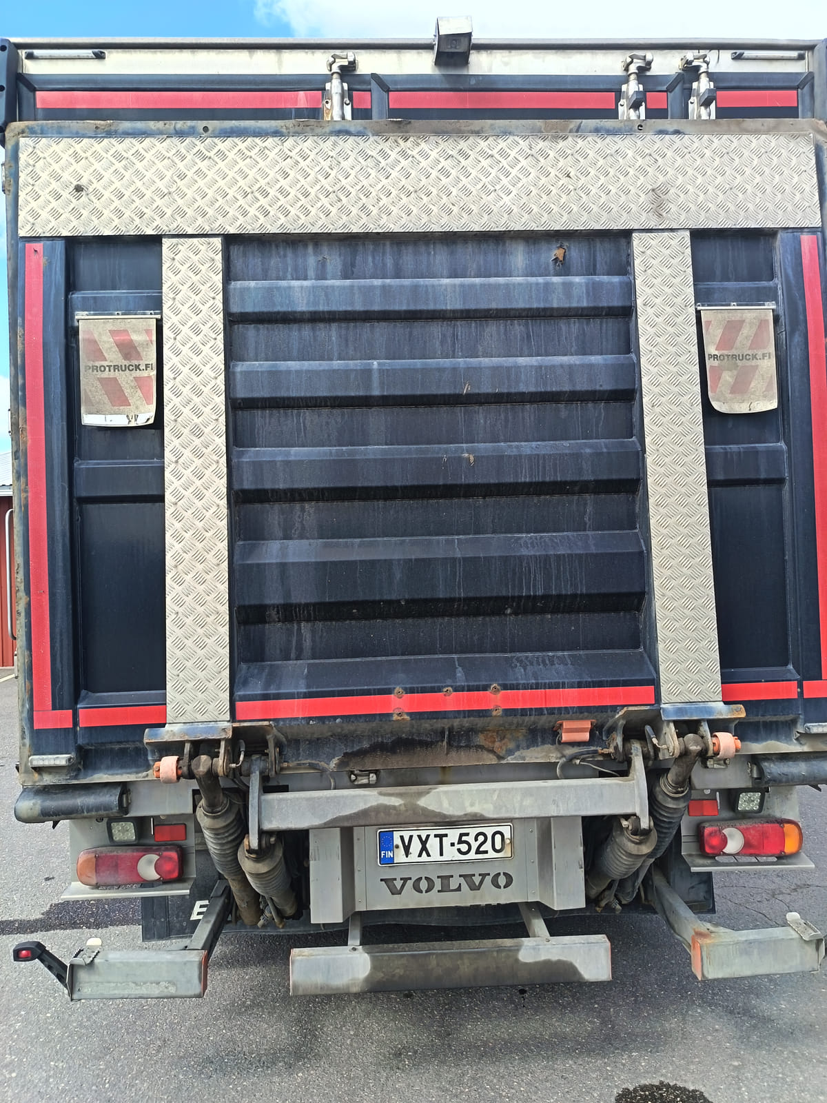 Volvo FL huoltoauto – raskaan kaluston korjausauto(VXT-520). KoHu-Works Oy (3127463-7) konkurssipesä