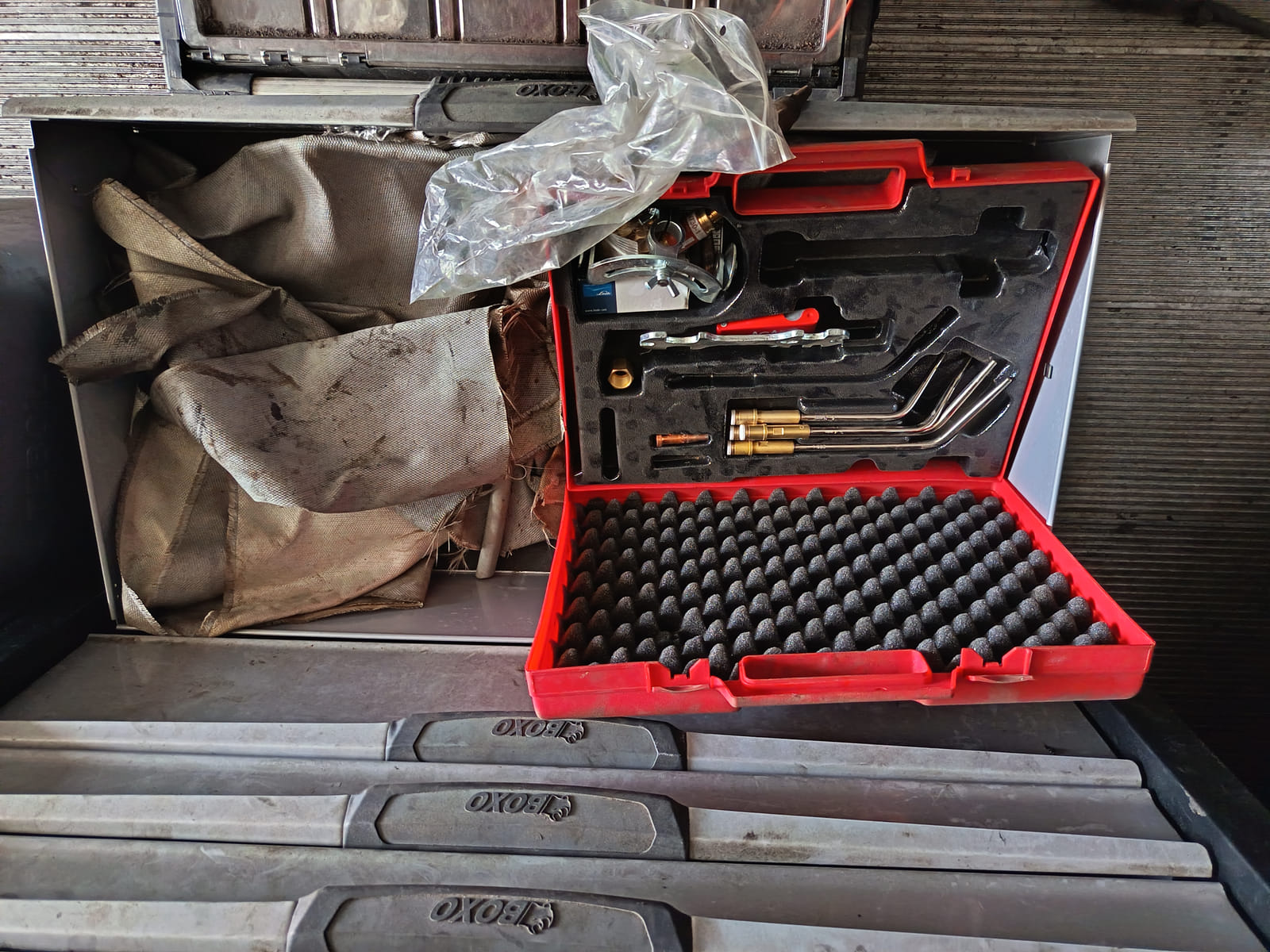 Volvo FL huoltoauto – raskaan kaluston korjausauto(VXT-520). KoHu-Works Oy (3127463-7) konkurssipesä