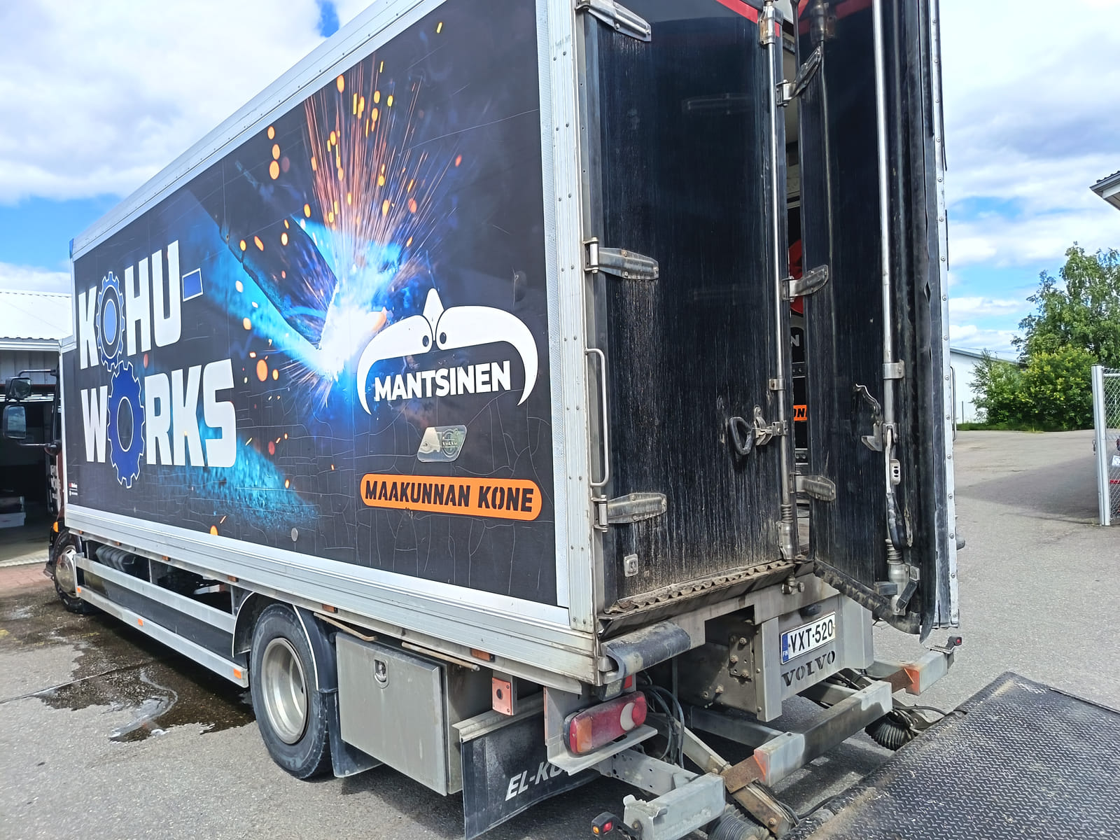 Volvo FL huoltoauto – raskaan kaluston korjausauto(VXT-520). KoHu-Works Oy (3127463-7) konkurssipesä