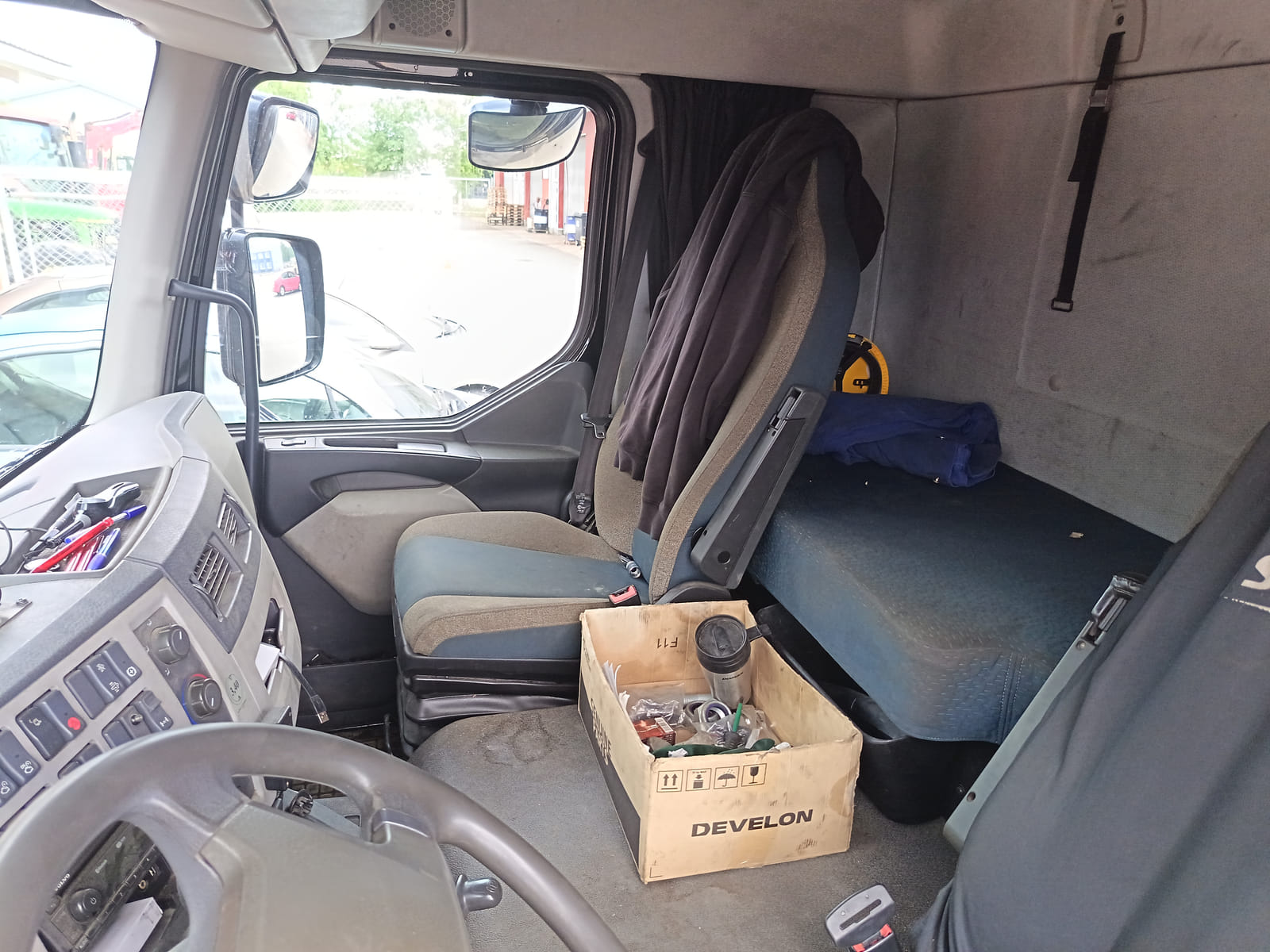 Volvo FL huoltoauto – raskaan kaluston korjausauto(VXT-520). KoHu-Works Oy (3127463-7) konkurssipesä