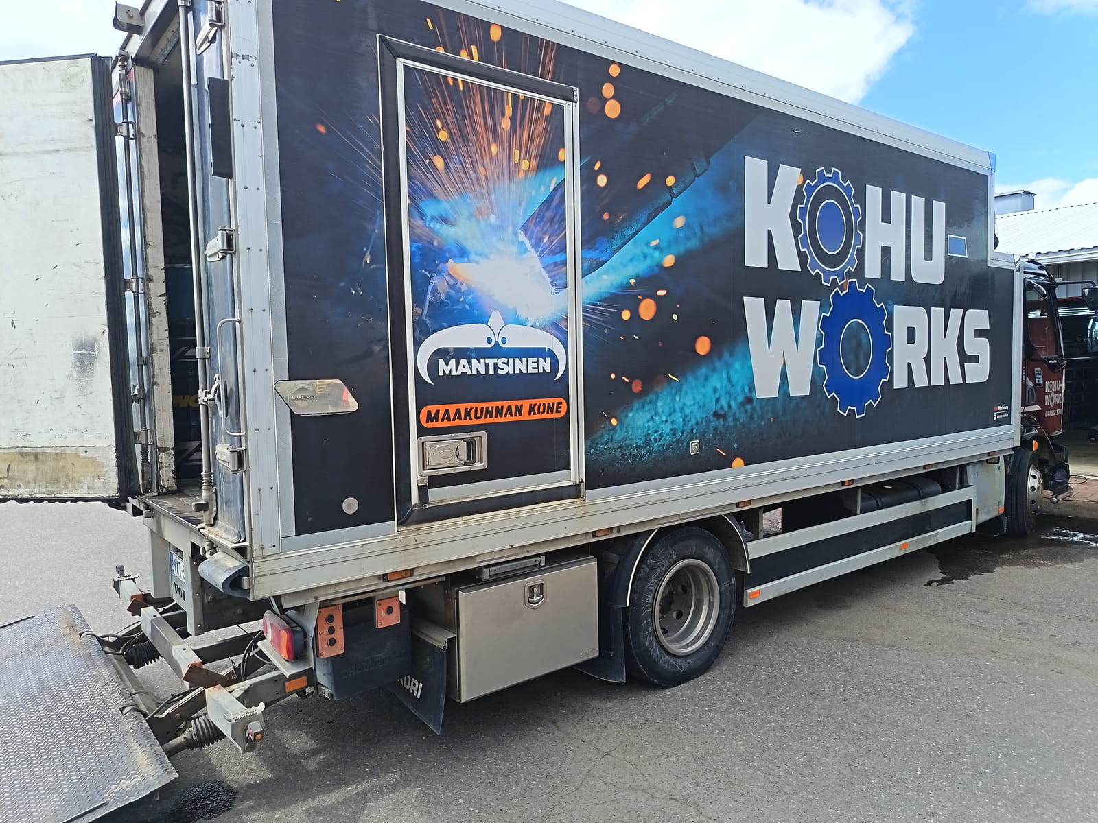 Volvo FL huoltoauto – raskaan kaluston korjausauto(VXT-520). KoHu-Works Oy (3127463-7) konkurssipesä