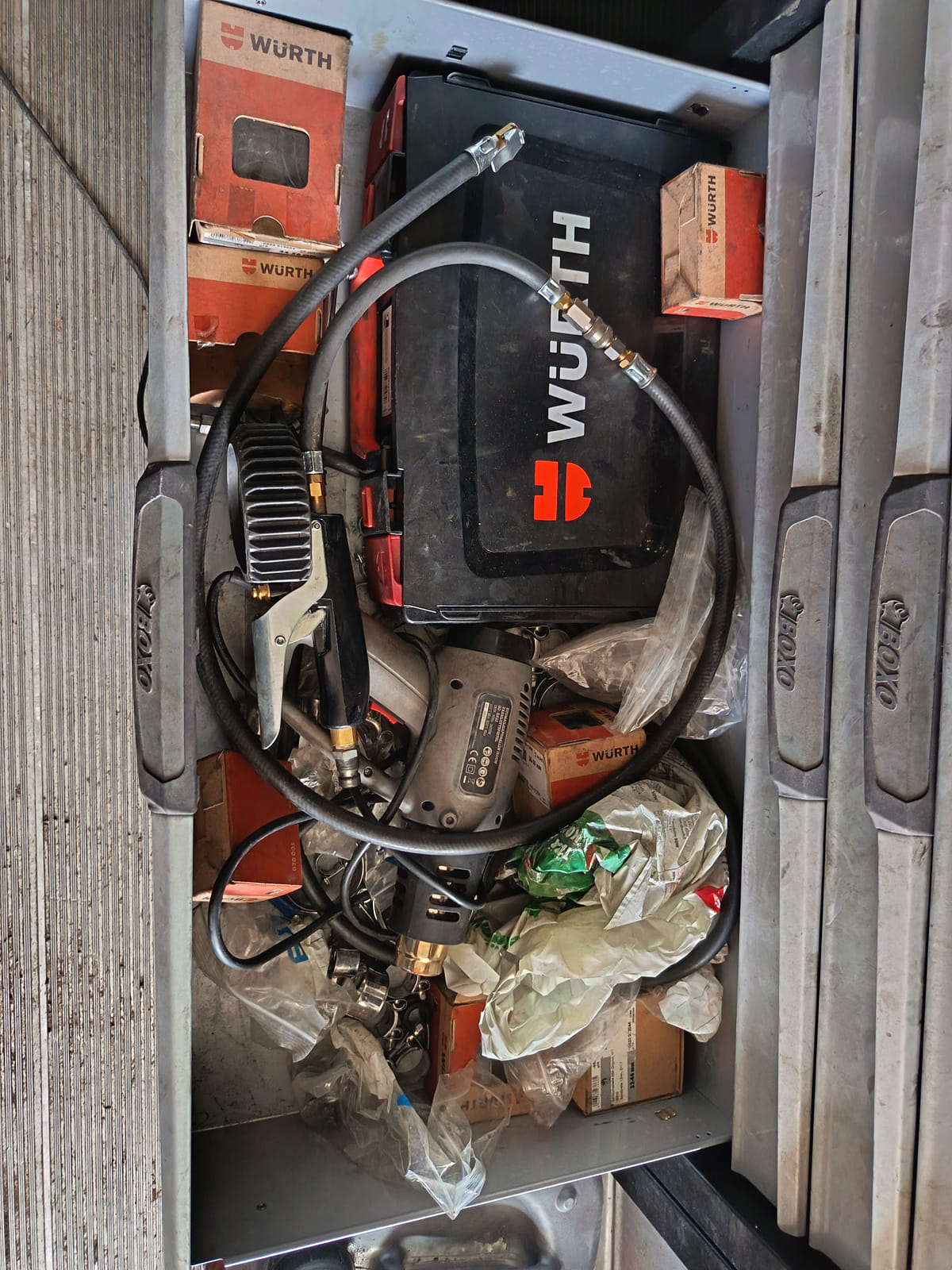 Volvo FL huoltoauto – raskaan kaluston korjausauto(VXT-520). KoHu-Works Oy (3127463-7) konkurssipesä