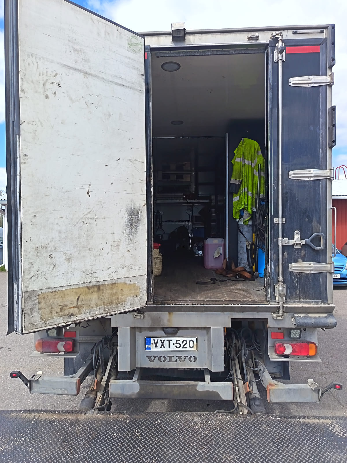 Volvo FL huoltoauto – raskaan kaluston korjausauto(VXT-520). KoHu-Works Oy (3127463-7) konkurssipesä