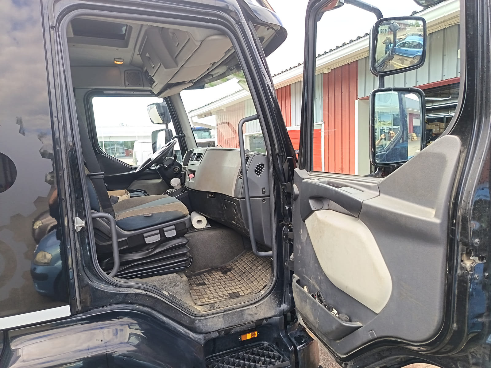 Volvo FL huoltoauto – raskaan kaluston korjausauto(VXT-520). KoHu-Works Oy (3127463-7) konkurssipesä