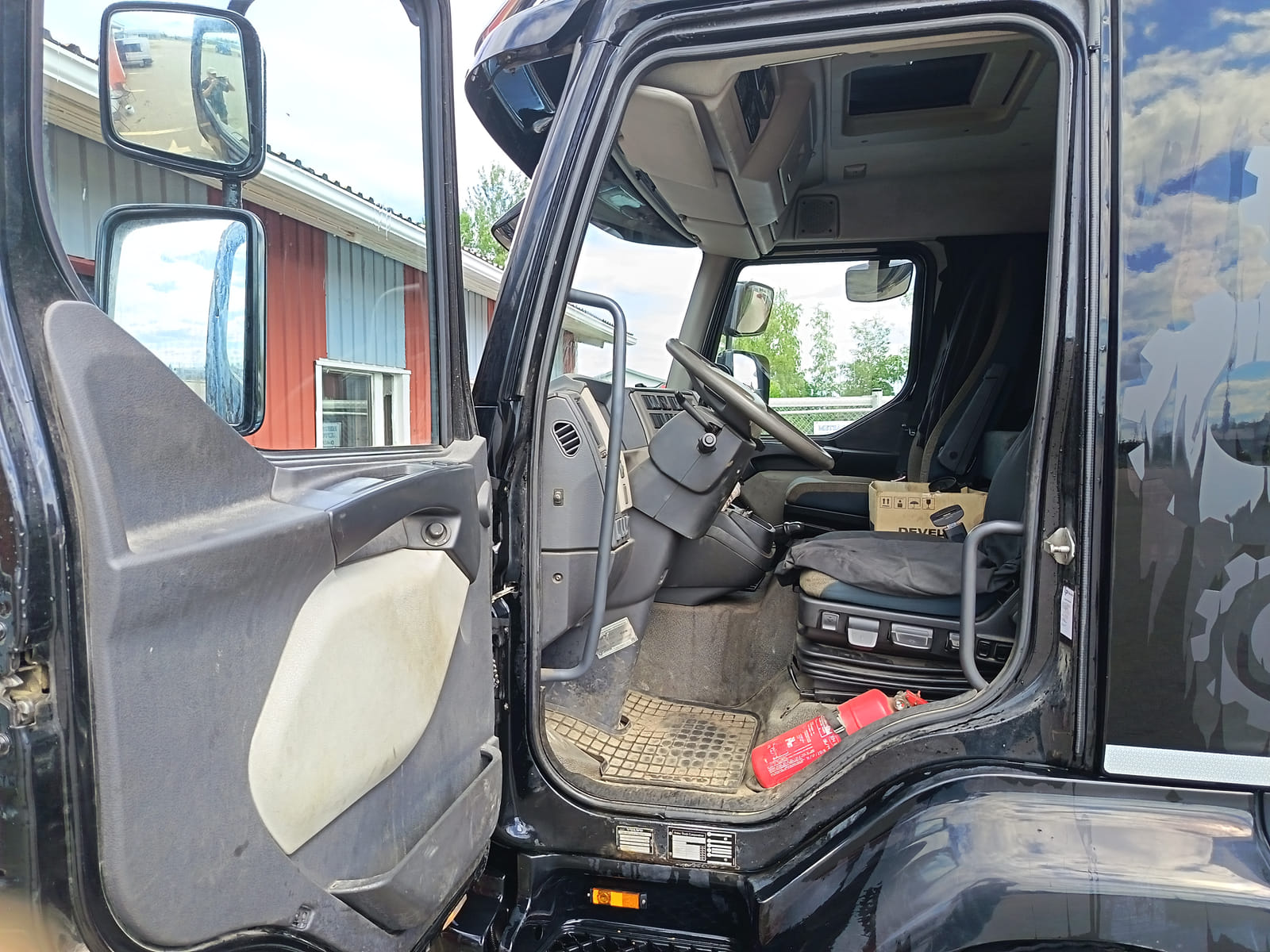 Volvo FL huoltoauto – raskaan kaluston korjausauto(VXT-520). KoHu-Works Oy (3127463-7) konkurssipesä