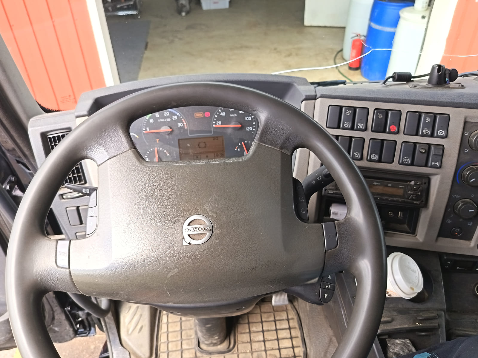 Volvo FL huoltoauto – raskaan kaluston korjausauto(VXT-520). KoHu-Works Oy (3127463-7) konkurssipesä