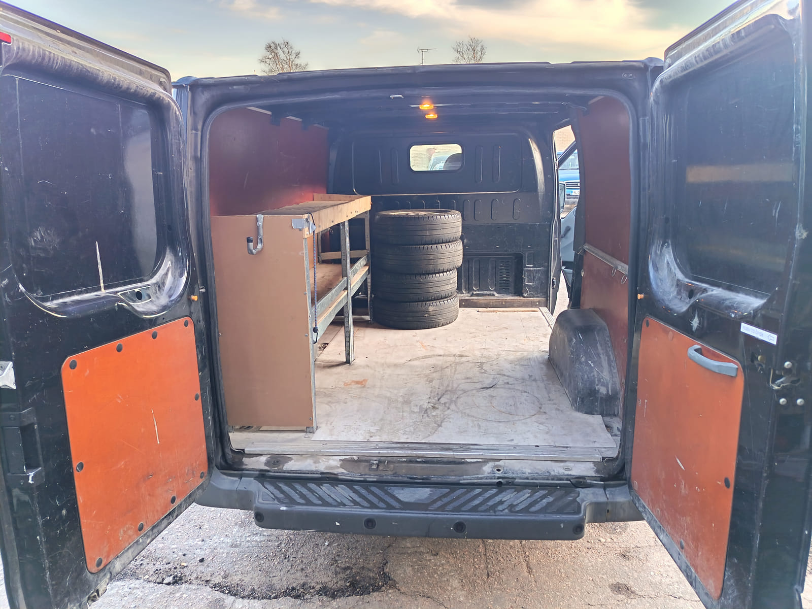 Ford Transit 2.2.  Kouvolan mattoasennus ja saneeraus Oy (2431224-4) konkurssipesä