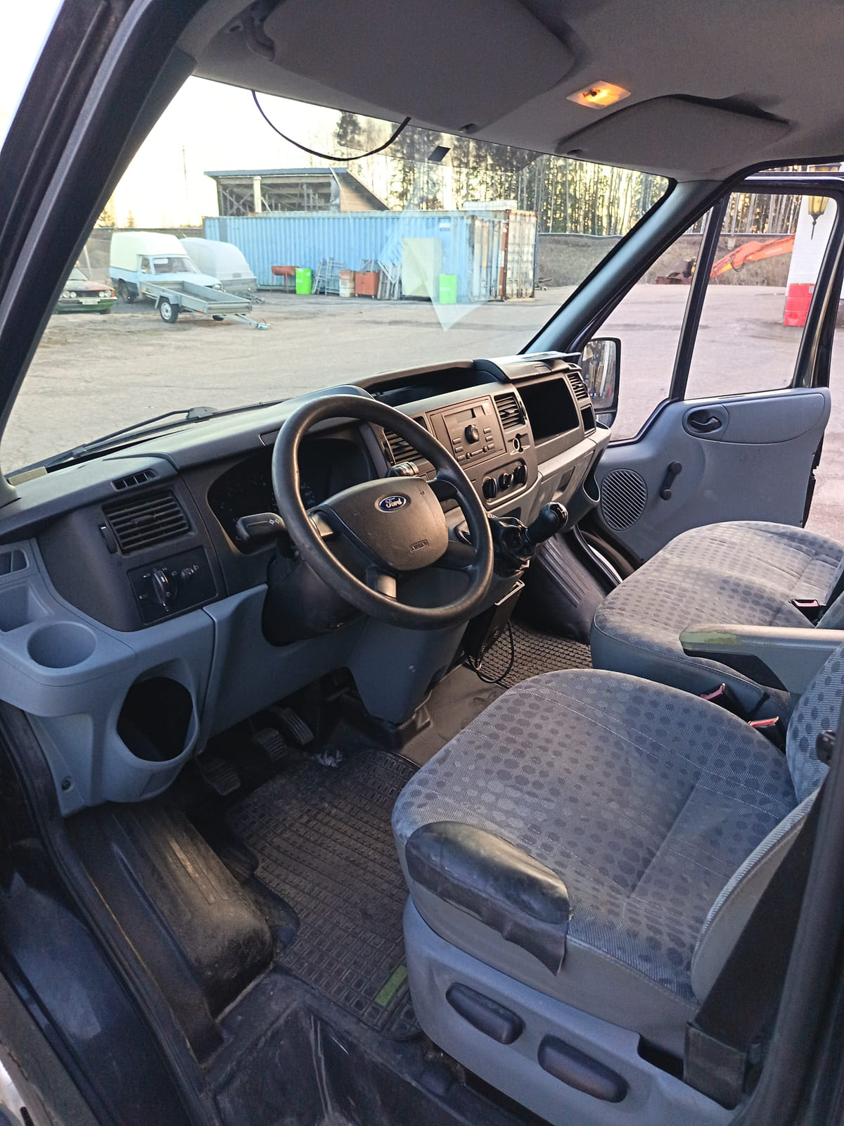Ford Transit 2.2.  Kouvolan mattoasennus ja saneeraus Oy (2431224-4) konkurssipesä