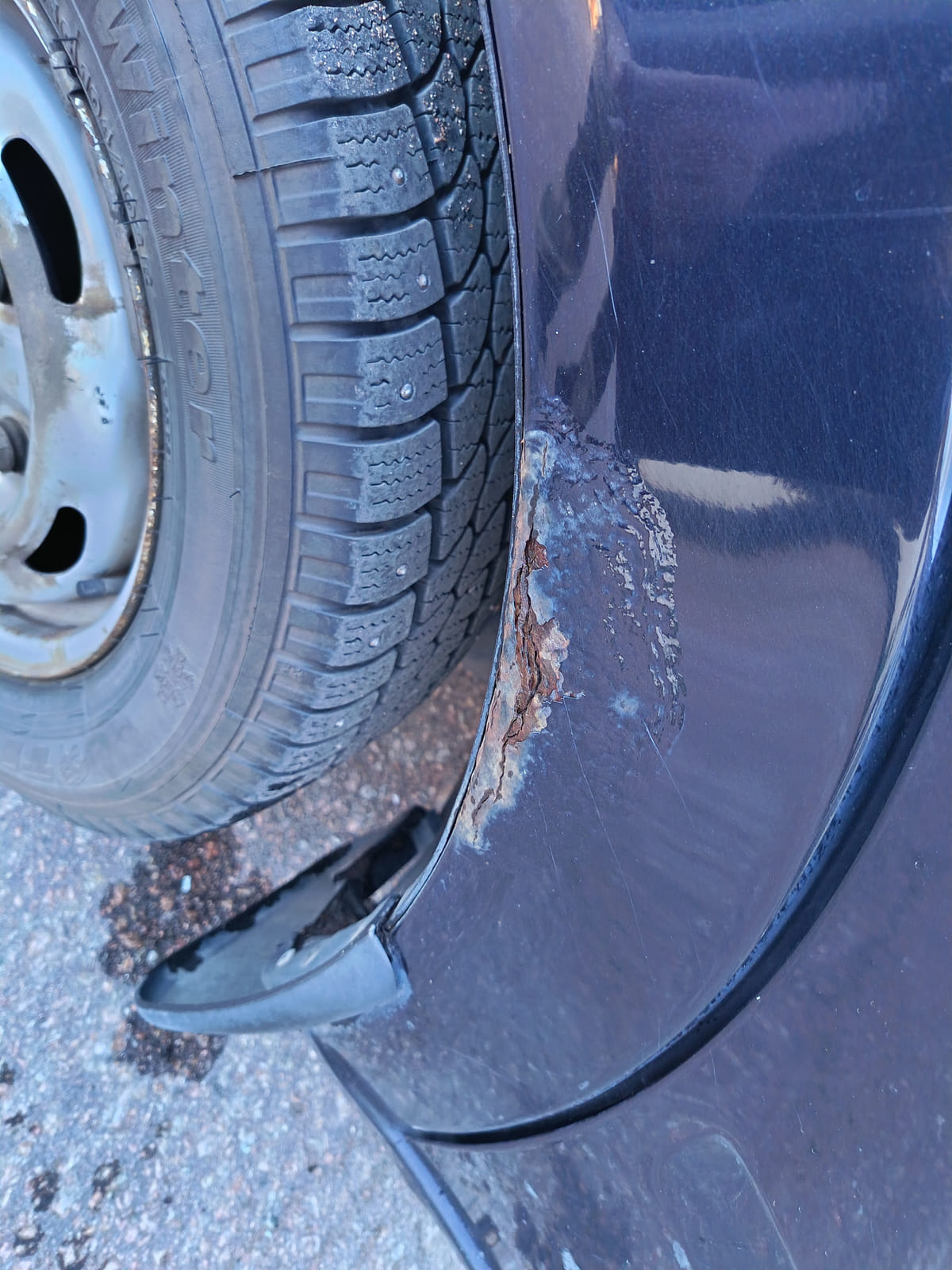 Ford Transit 2.2.  Kouvolan mattoasennus ja saneeraus Oy (2431224-4) konkurssipesä