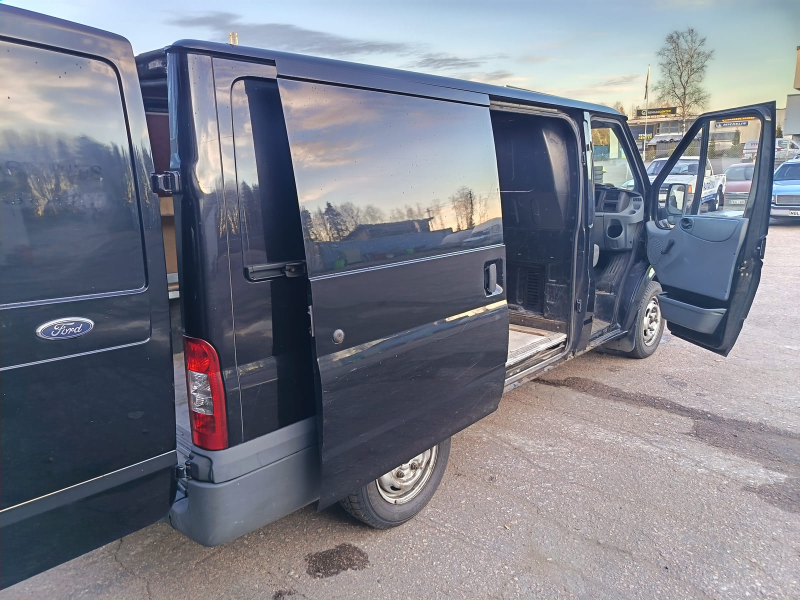 Ford Transit 2.2.  Kouvolan mattoasennus ja saneeraus Oy (2431224-4) konkurssipesä